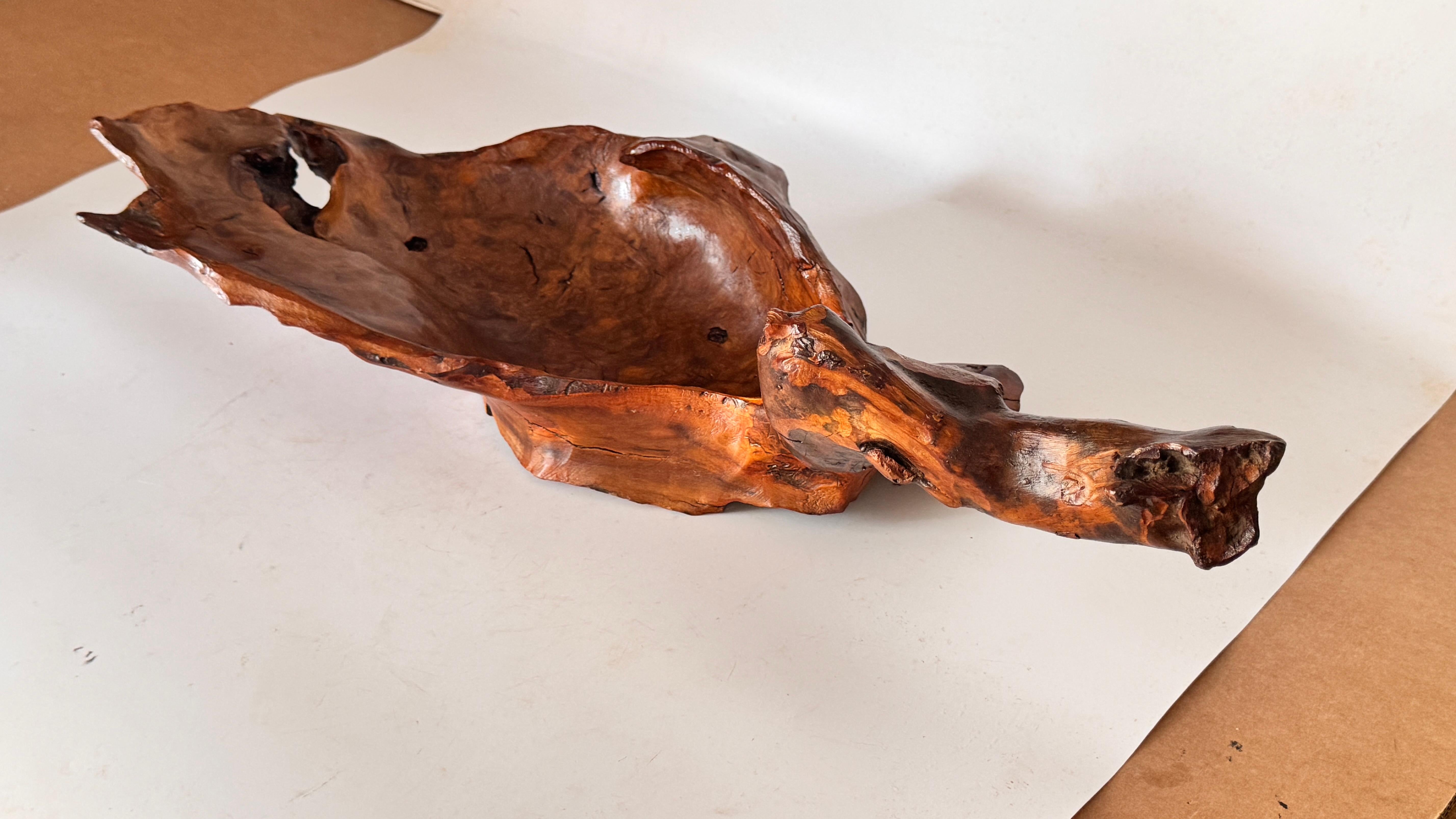 Panier en bois sculpté à la main dans les années 1970 - Centre de table décoratif patiné en vente 1