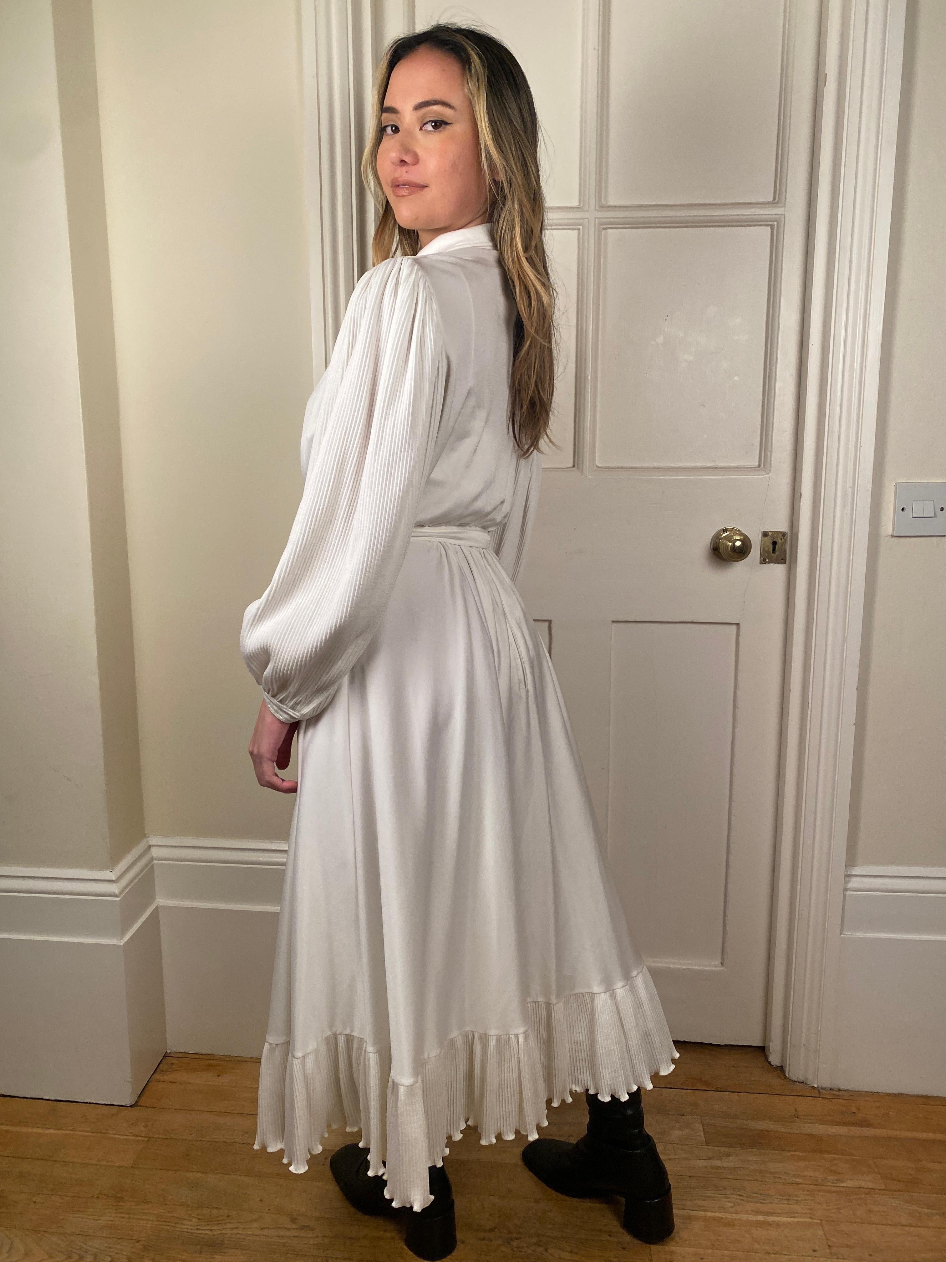 Robe et veste en jersey blanc de haute couture française des années 1970 en vente 6