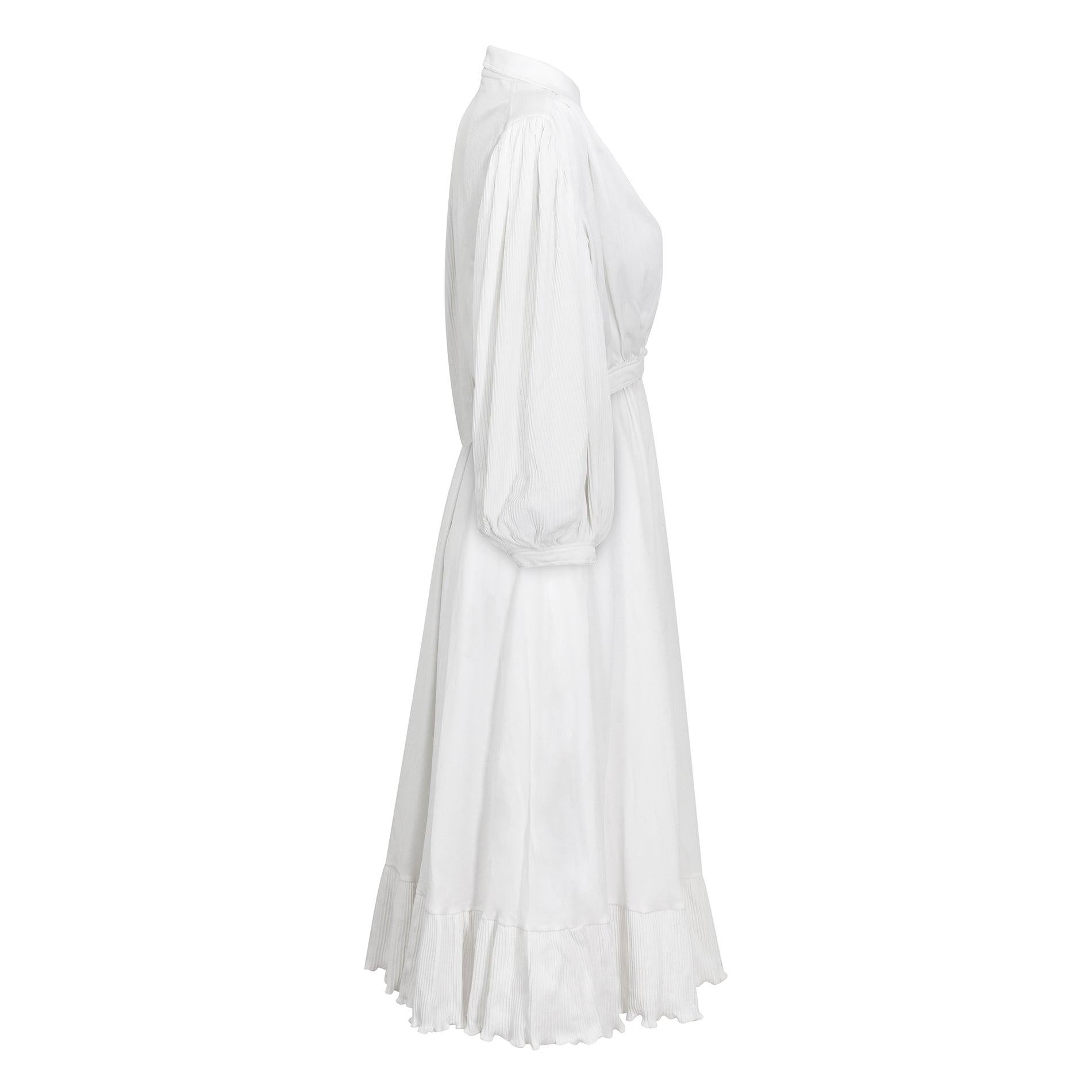 Gris Robe et veste en jersey blanc de haute couture française des années 1970 en vente