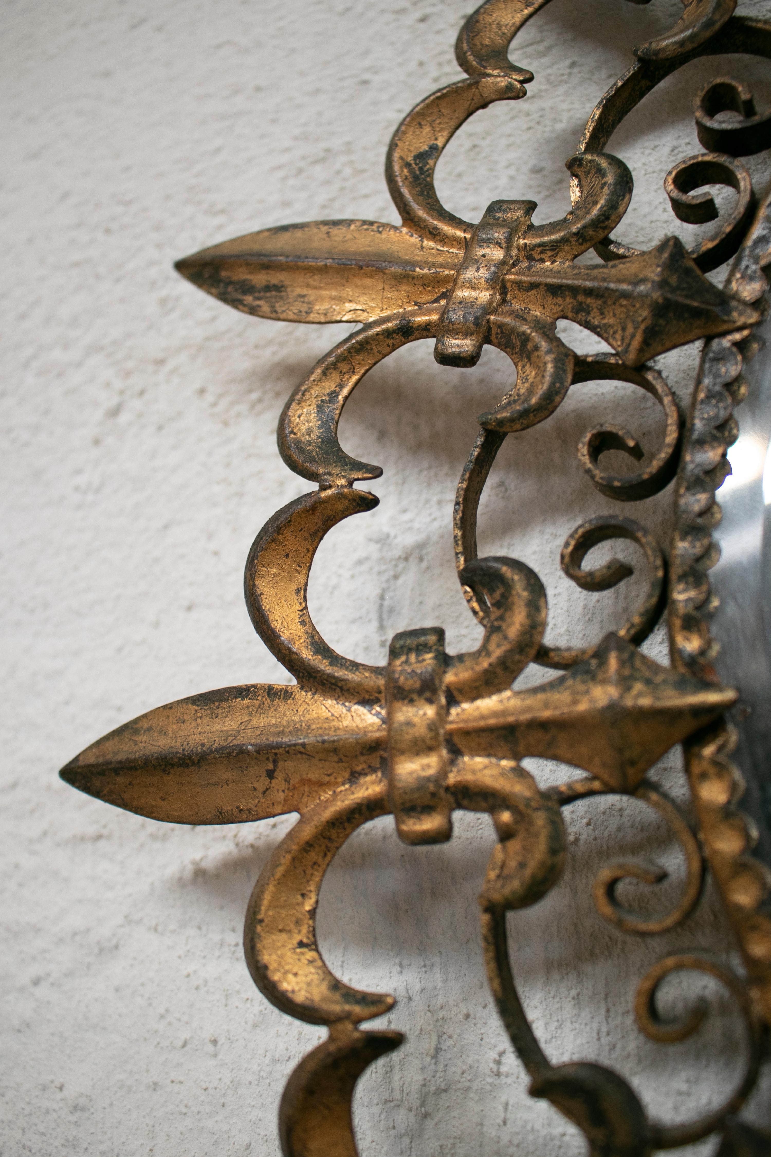 1970s French Iron Golden Sun Mirror with Fleur-de-lis Shaped Bursts In Good Condition In Marbella, ES