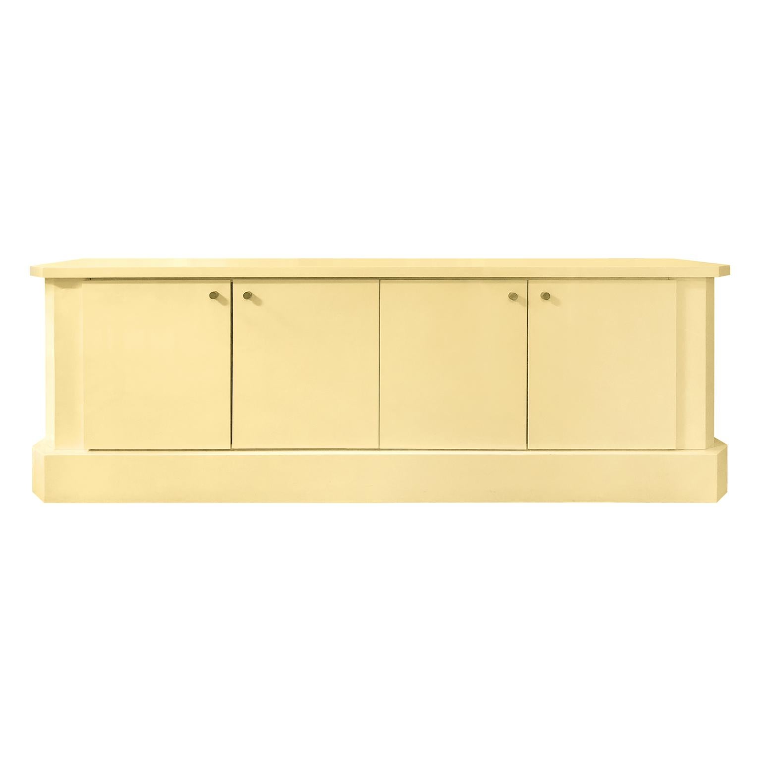 1970s French Ivory Lacquer Sideboard by Jean Claude Dresse im Angebot