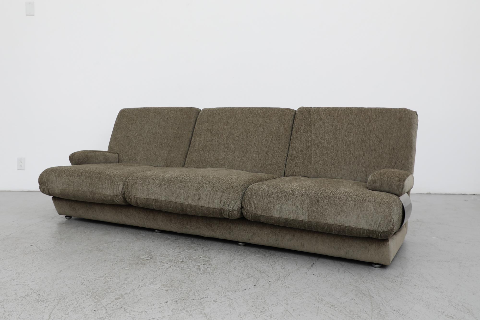 1970er Jahre Französisch Jacques Charpentier (attr) Chenille Sofa (Moderne der Mitte des Jahrhunderts) im Angebot