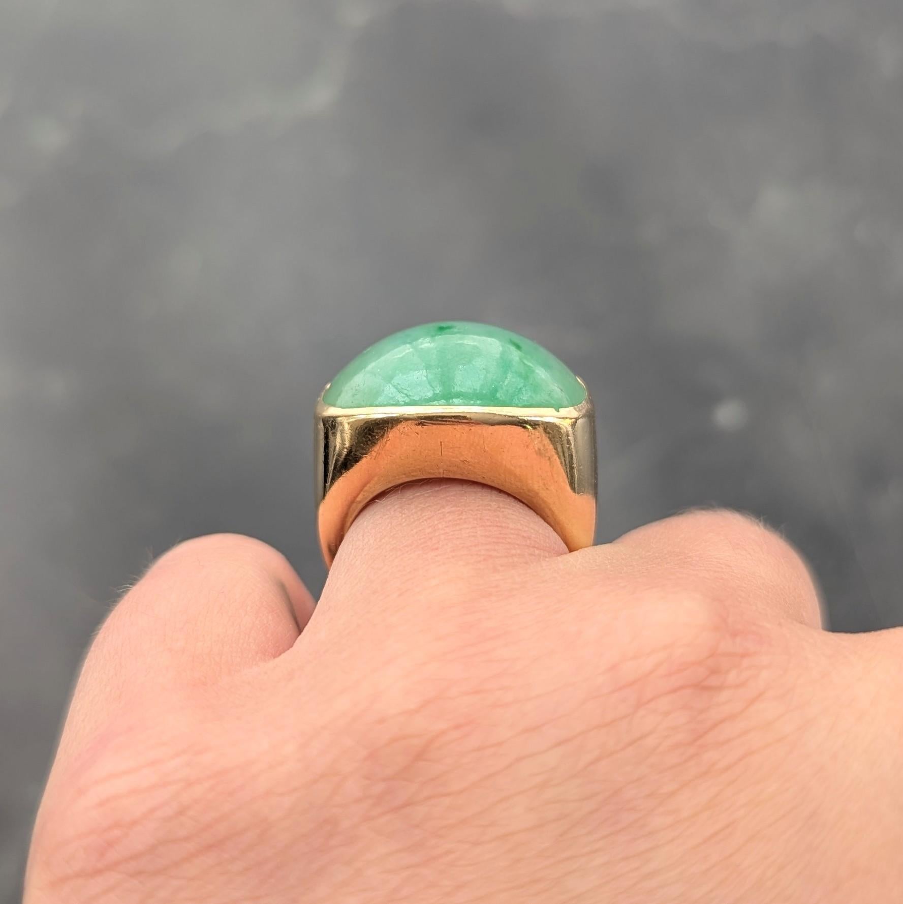 1970's French Jade 18 Karat Yellow Gold Vintage Gemstone Ring For Sale 3