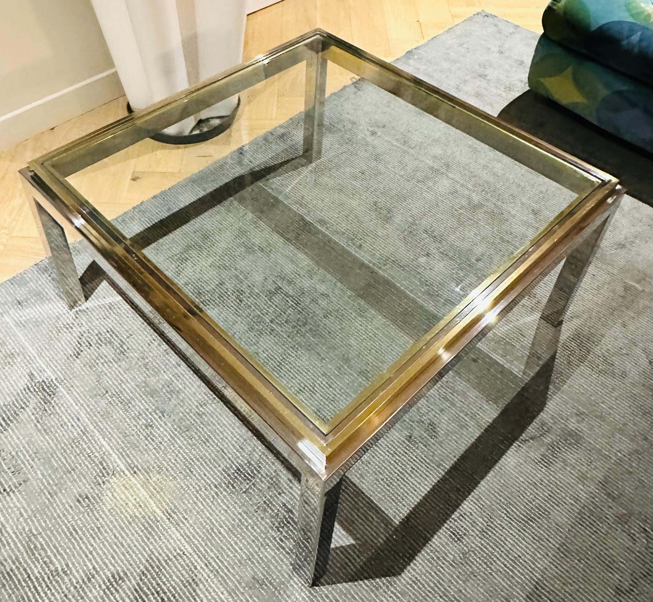 Table basse carrée française Jean Charles des années 1970 en laiton, chrome et verre transparent en vente 2