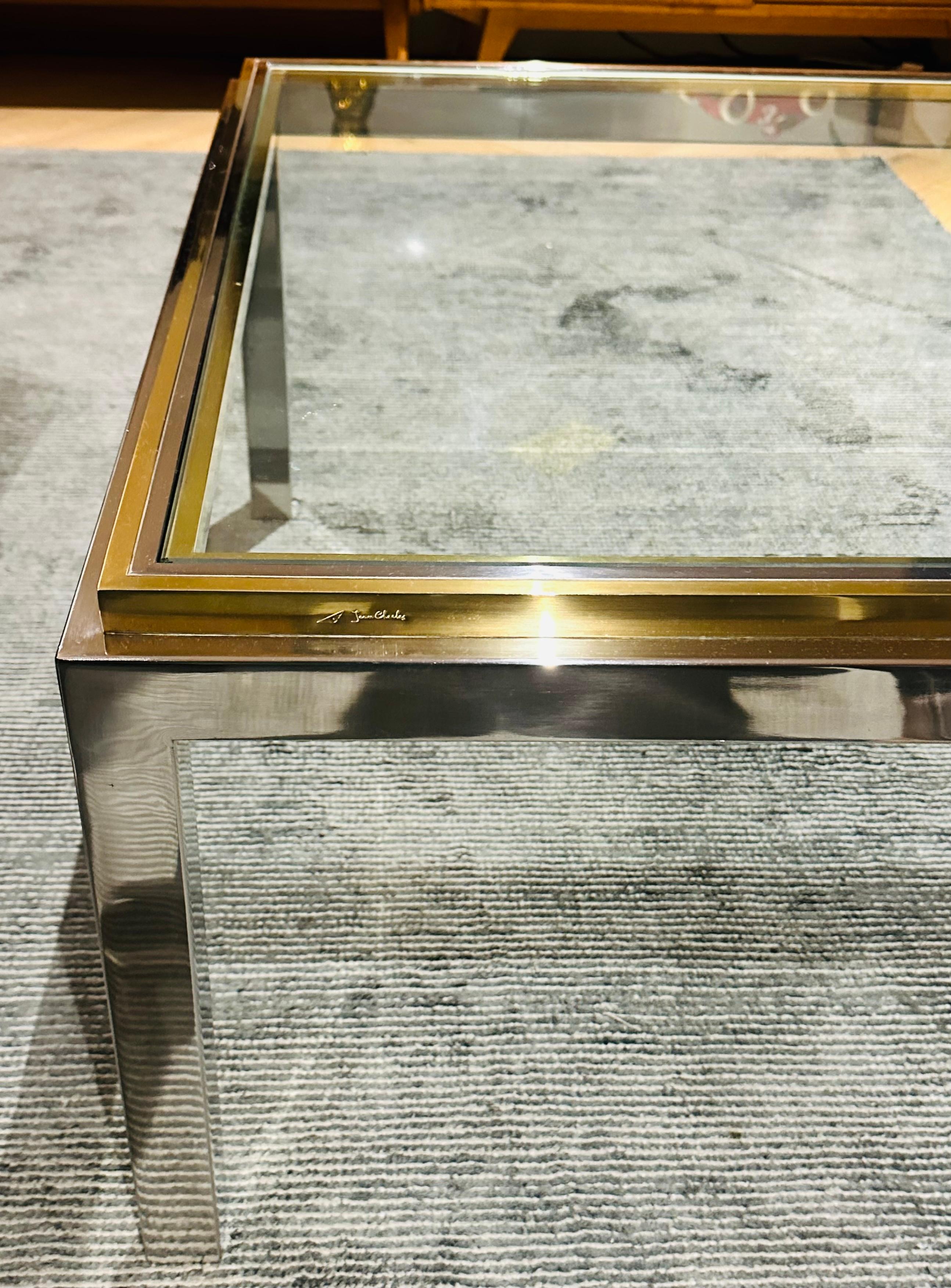 Table basse carrée française Jean Charles des années 1970 en laiton, chrome et verre transparent en vente 4