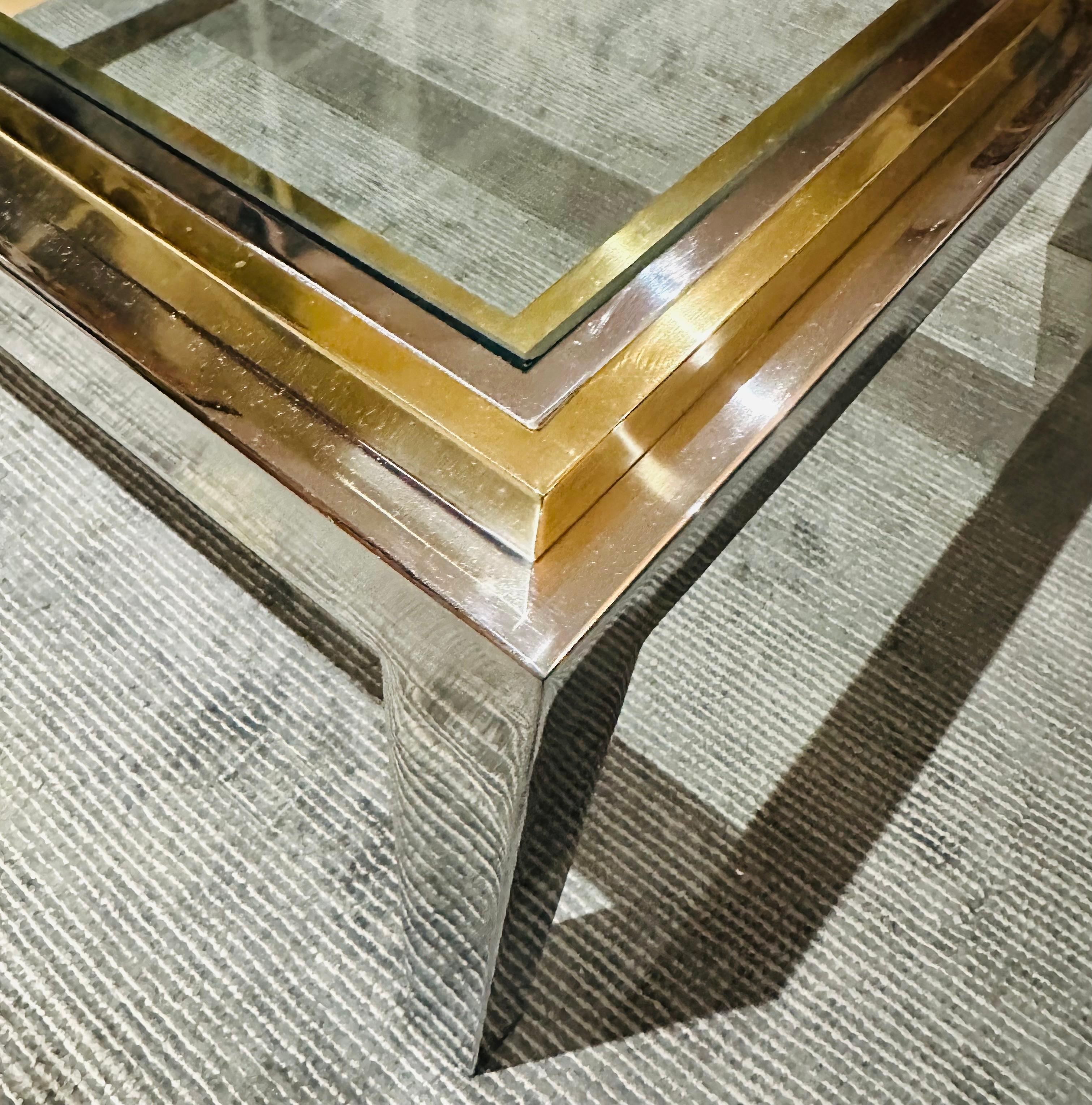 Table basse carrée française Jean Charles des années 1970 en laiton, chrome et verre transparent en vente 6