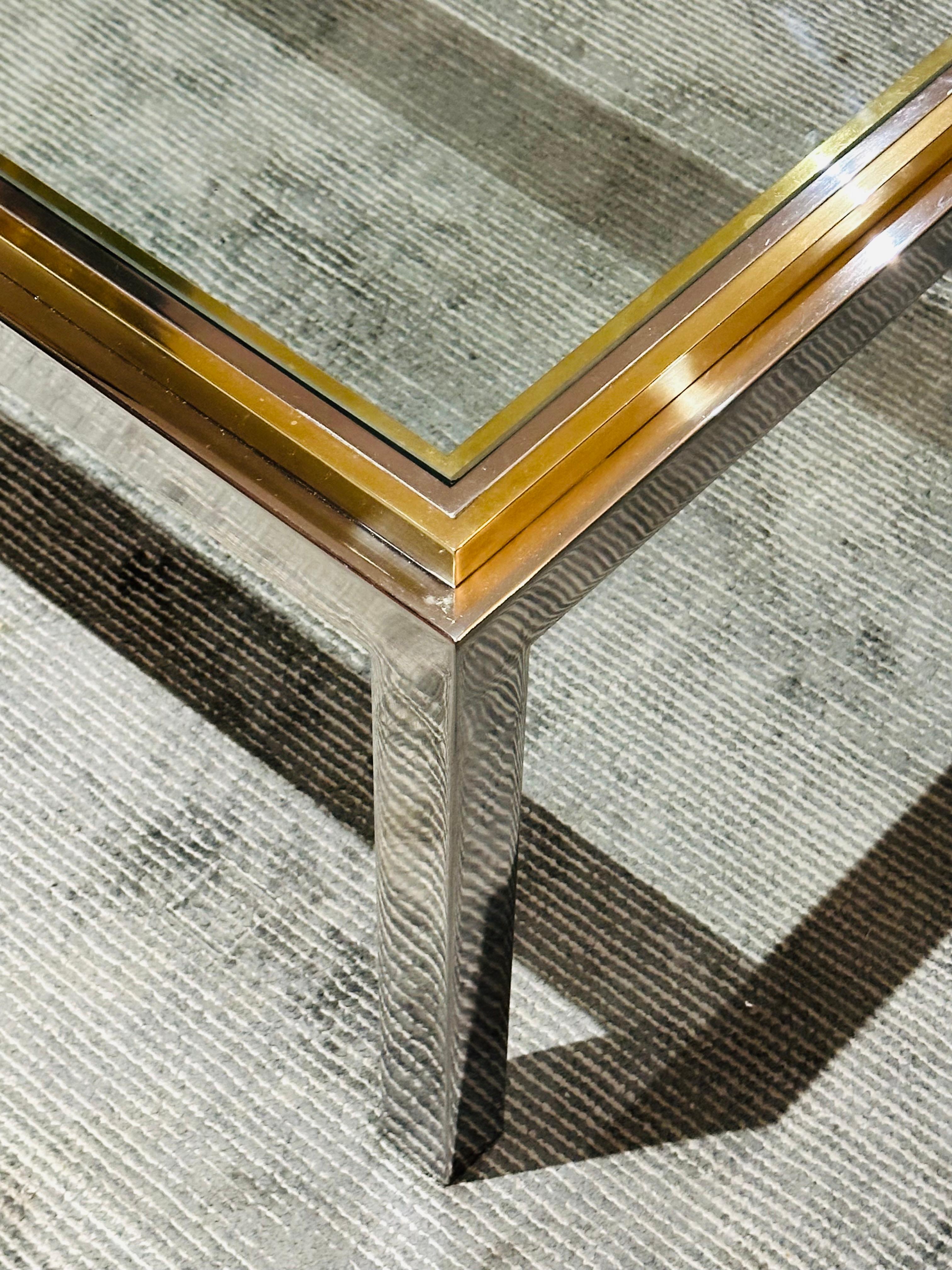 Table basse carrée française Jean Charles des années 1970 en laiton, chrome et verre transparent en vente 9