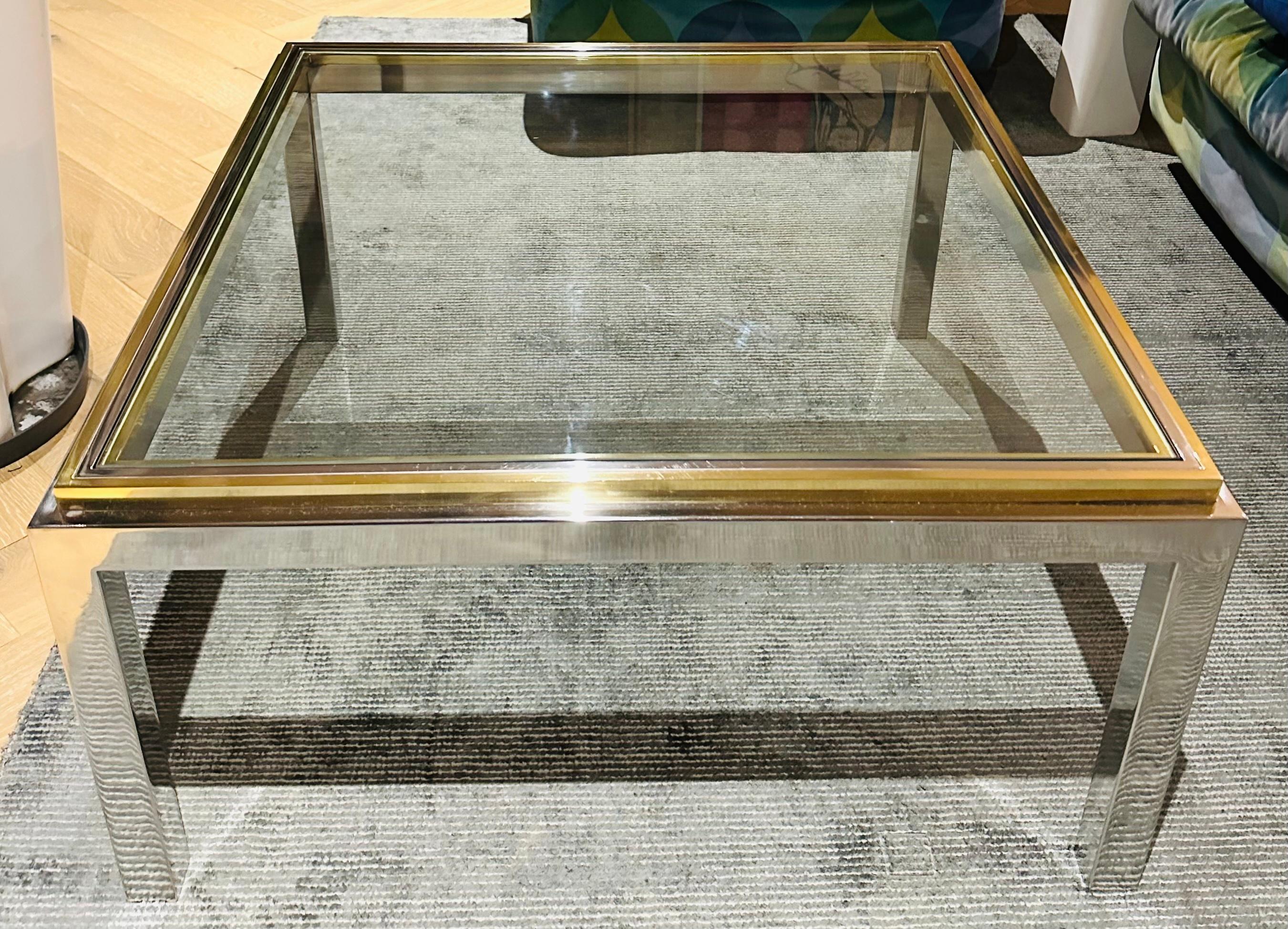 Hollywood Regency Table basse carrée française Jean Charles des années 1970 en laiton, chrome et verre transparent en vente