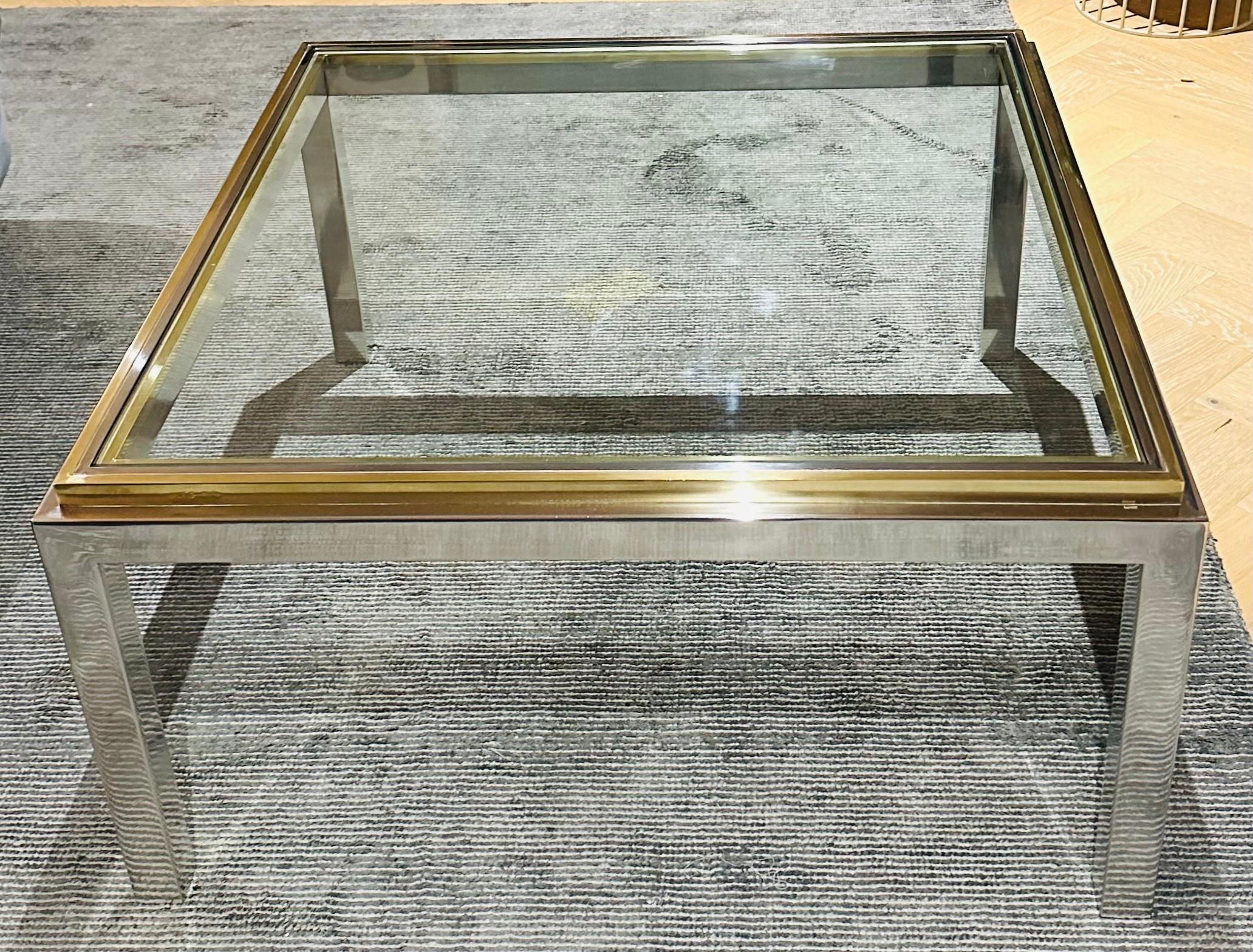 Français Table basse carrée française Jean Charles des années 1970 en laiton, chrome et verre transparent en vente