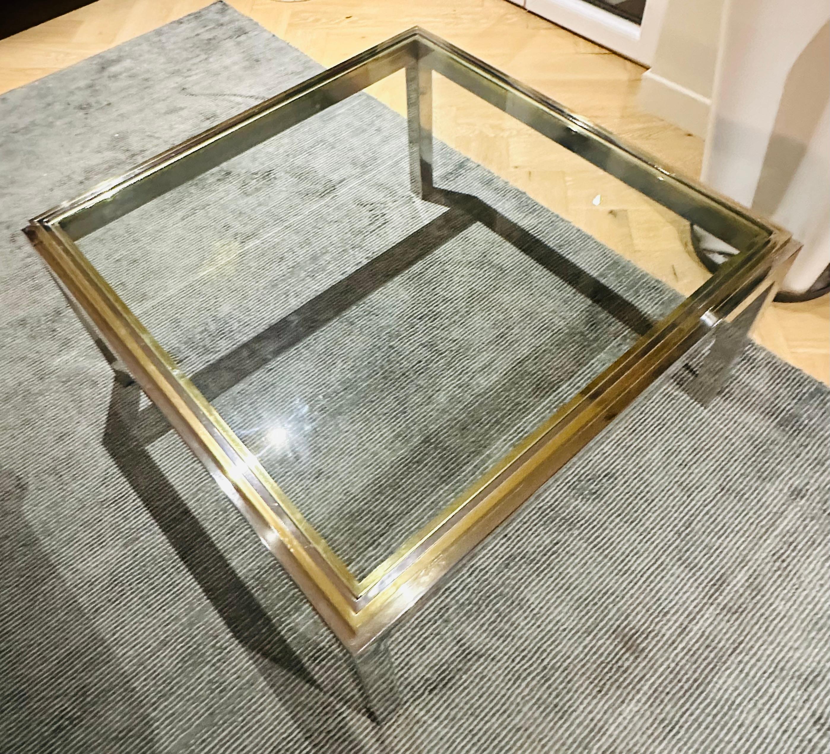 20ième siècle Table basse carrée française Jean Charles des années 1970 en laiton, chrome et verre transparent en vente