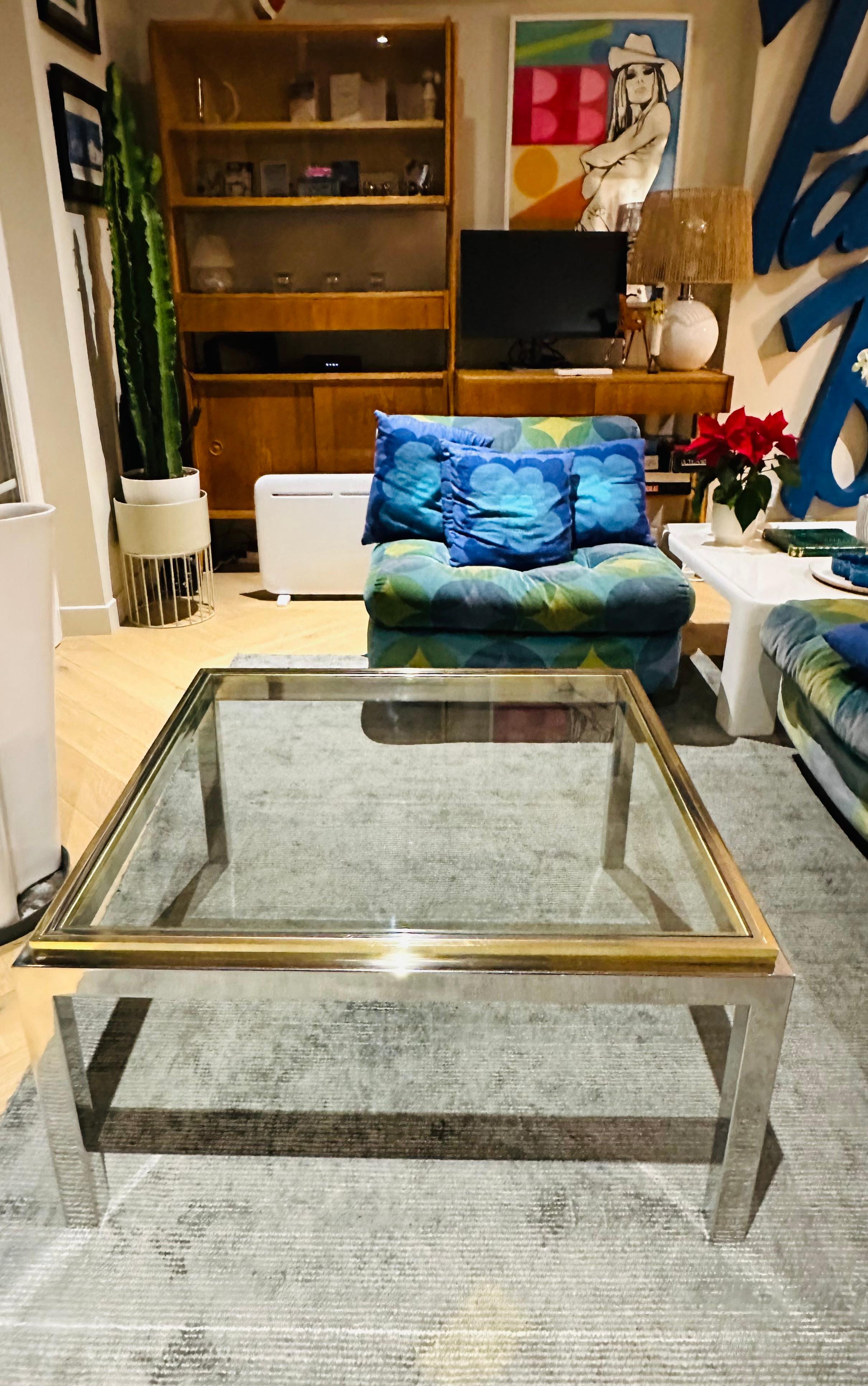 Laiton Table basse carrée française Jean Charles des années 1970 en laiton, chrome et verre transparent en vente