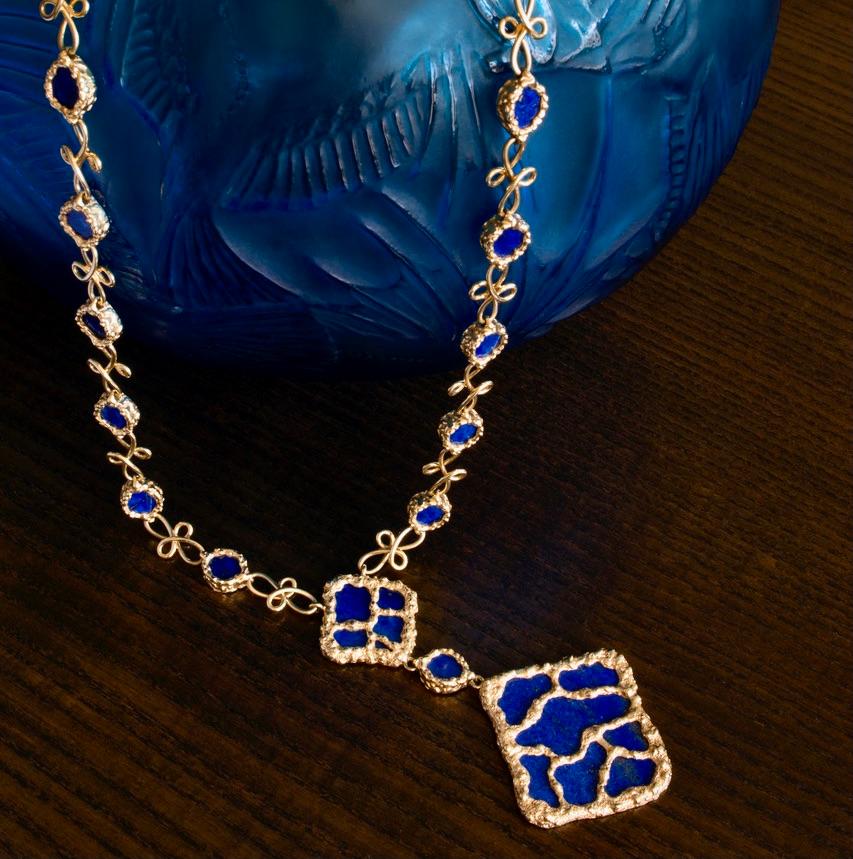 Cabochon French Lapis Lazuli & Textured Gold Floral Link Chain & Pendant Necklace 1970s  For Sale