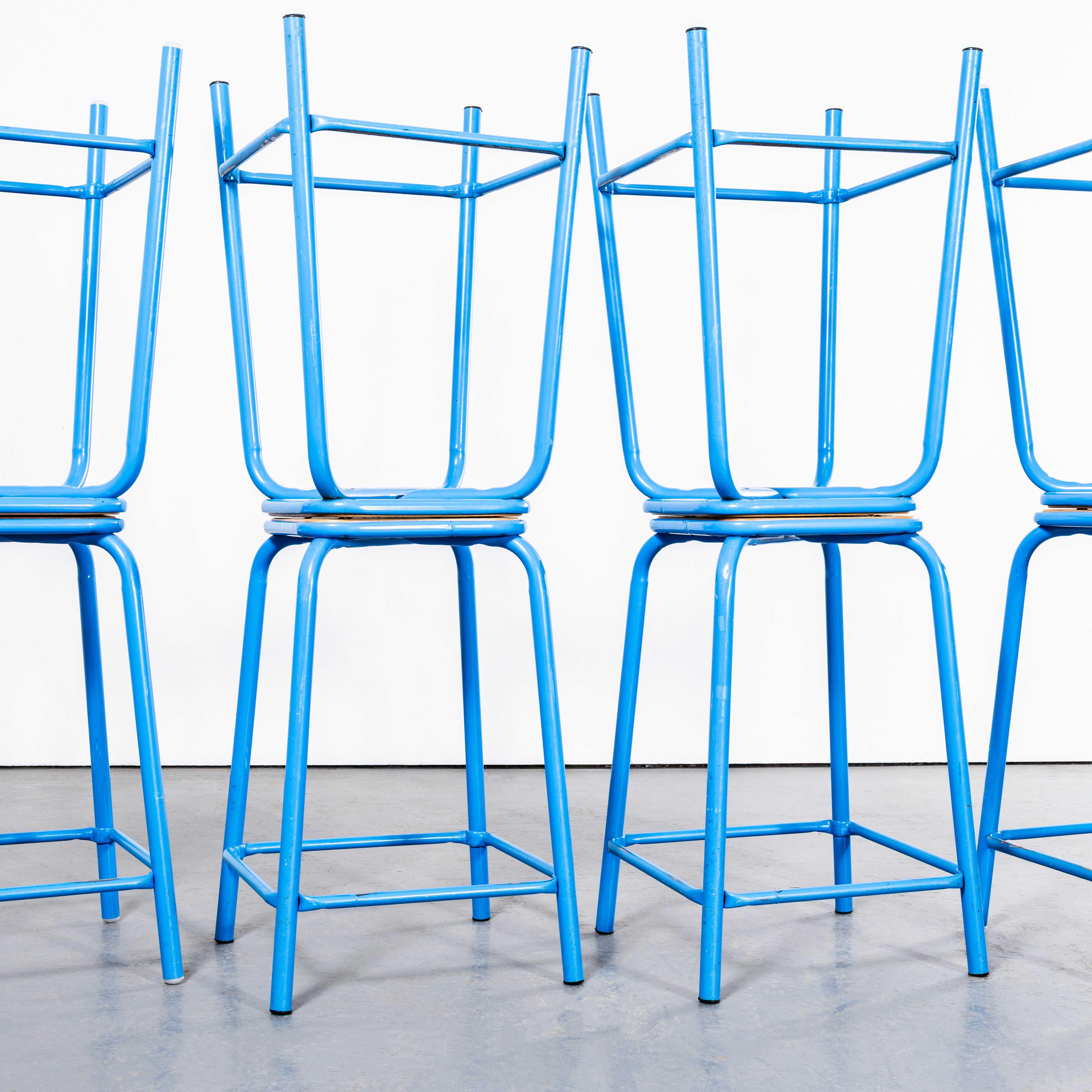 Taburetes de laboratorio franceses azul claro de los años 70 - Juego de ocho en Bueno estado para la venta en Hook, Hampshire