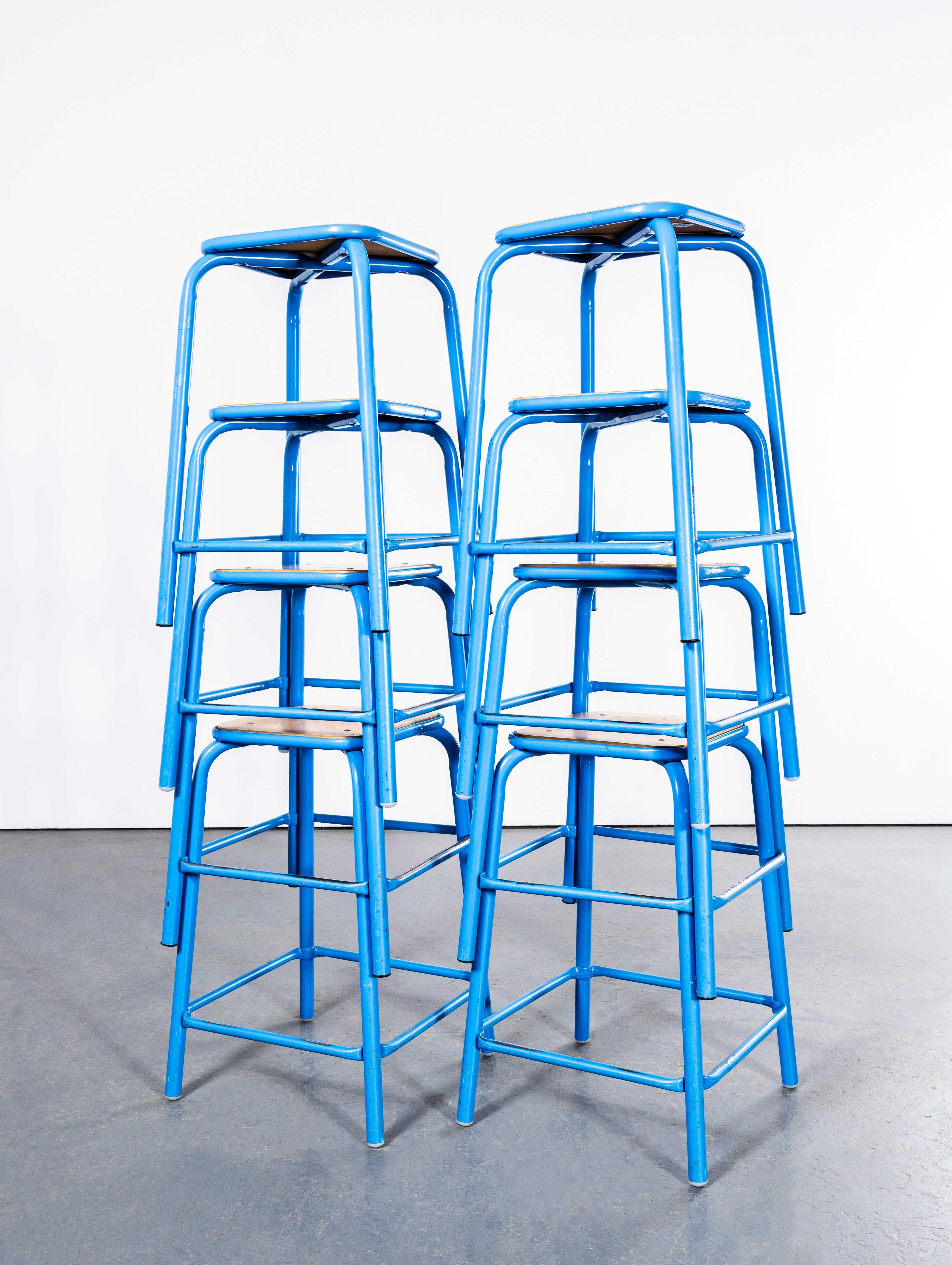 Taburetes de laboratorio franceses azul claro de los años 70 - Juego de ocho Acero en venta