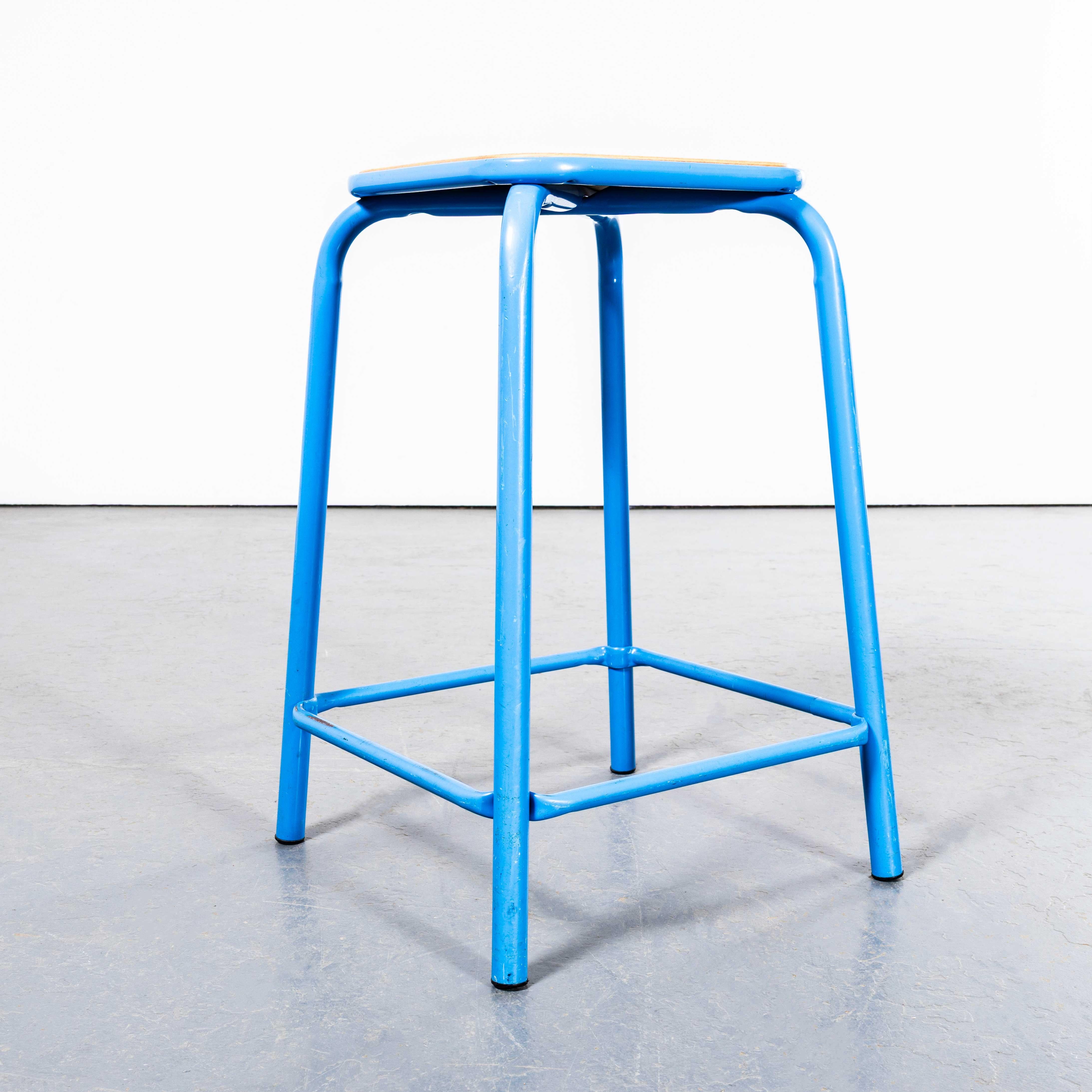 Taburetes de laboratorio franceses azul claro de los años 70 - Juego de ocho en venta 1