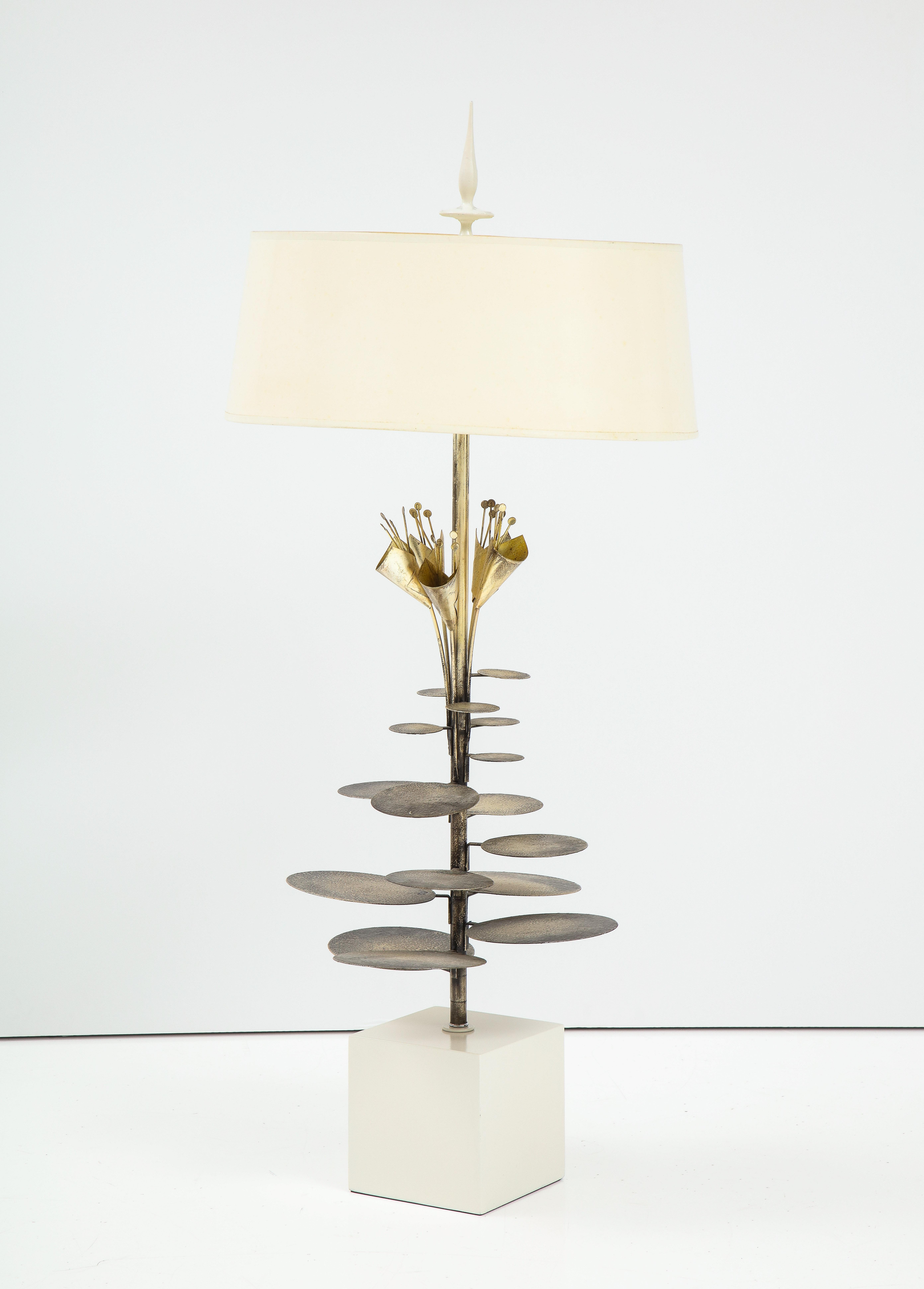 Lampe de table française des années 1970 avec une grappe de Lily pads de couleur bronze.
La lampe a été recâblée avec deux douilles d'ampoules standard.
La teinte originale présente quelques taches de décoloration.

