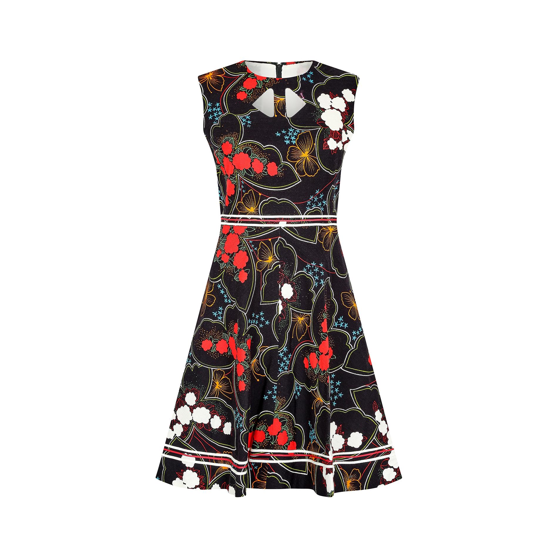 This fabulous 1970s linen dress features a high rounded neckline and unusual double keyhole detail. It has the original French zip closure running all the way down the back and is nipped in at the waist to create a more defined silhouette.  Both the