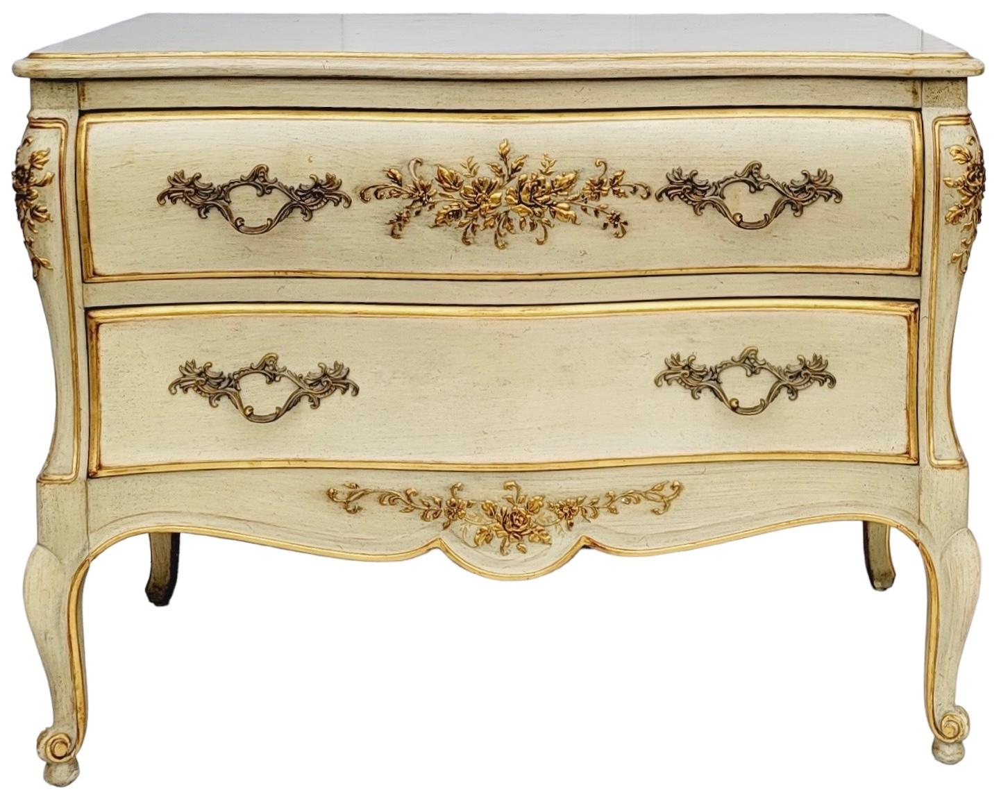 20ième siècle 1970 Français Louis  Commodes de style XV peintes et dorées par Dixon en vente