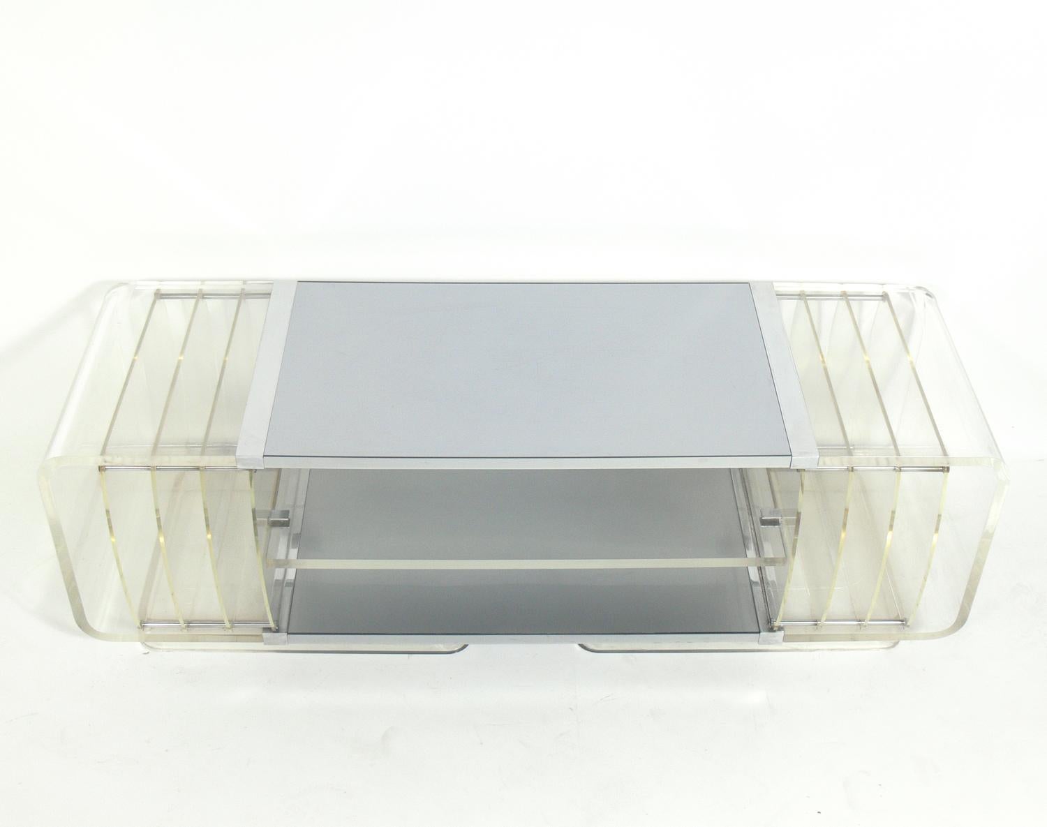 Mid-Century Modern Table basse en lucite française des années 1970 attribuée à Rena Dumas
