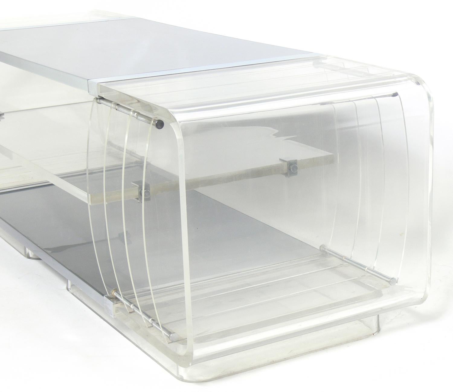 Français Table basse en lucite française des années 1970 attribuée à Rena Dumas