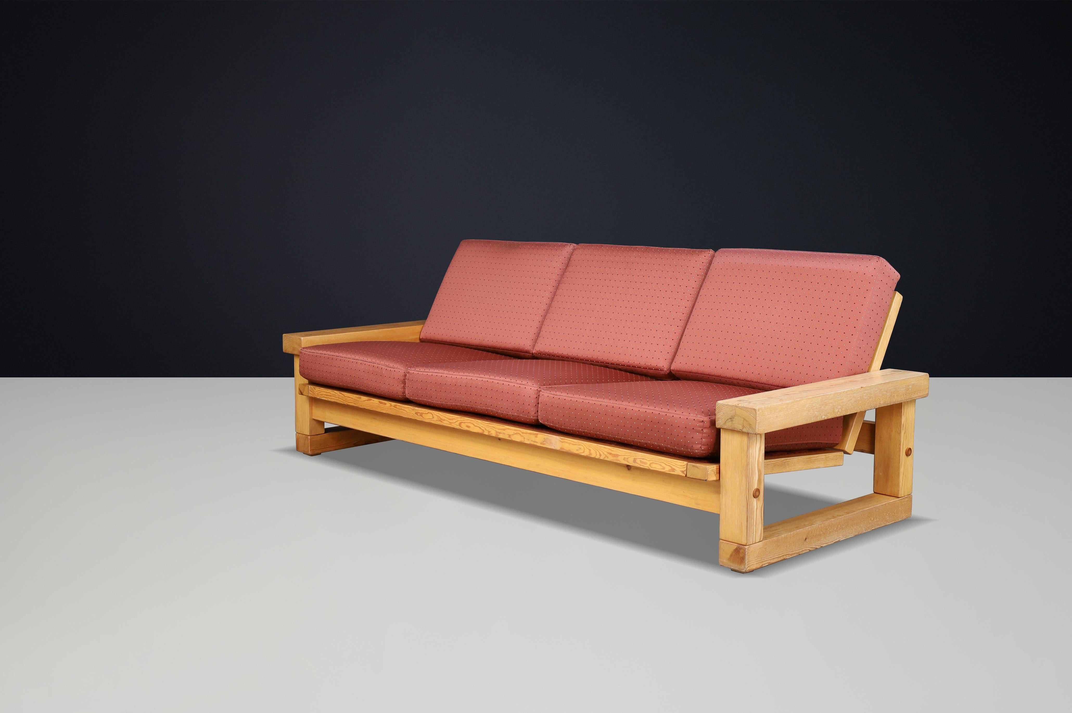 1970er Jahre Französisch Mitte des Jahrhunderts Modernes Sofa aus massivem Kiefernholz mit Original-Polsterung


Dieses 3-Sitzer-Sofa aus massivem Kiefernholz aus dem Frankreich der 1970er Jahre ist ein eindrucksvolles Beispiel für modernes Design