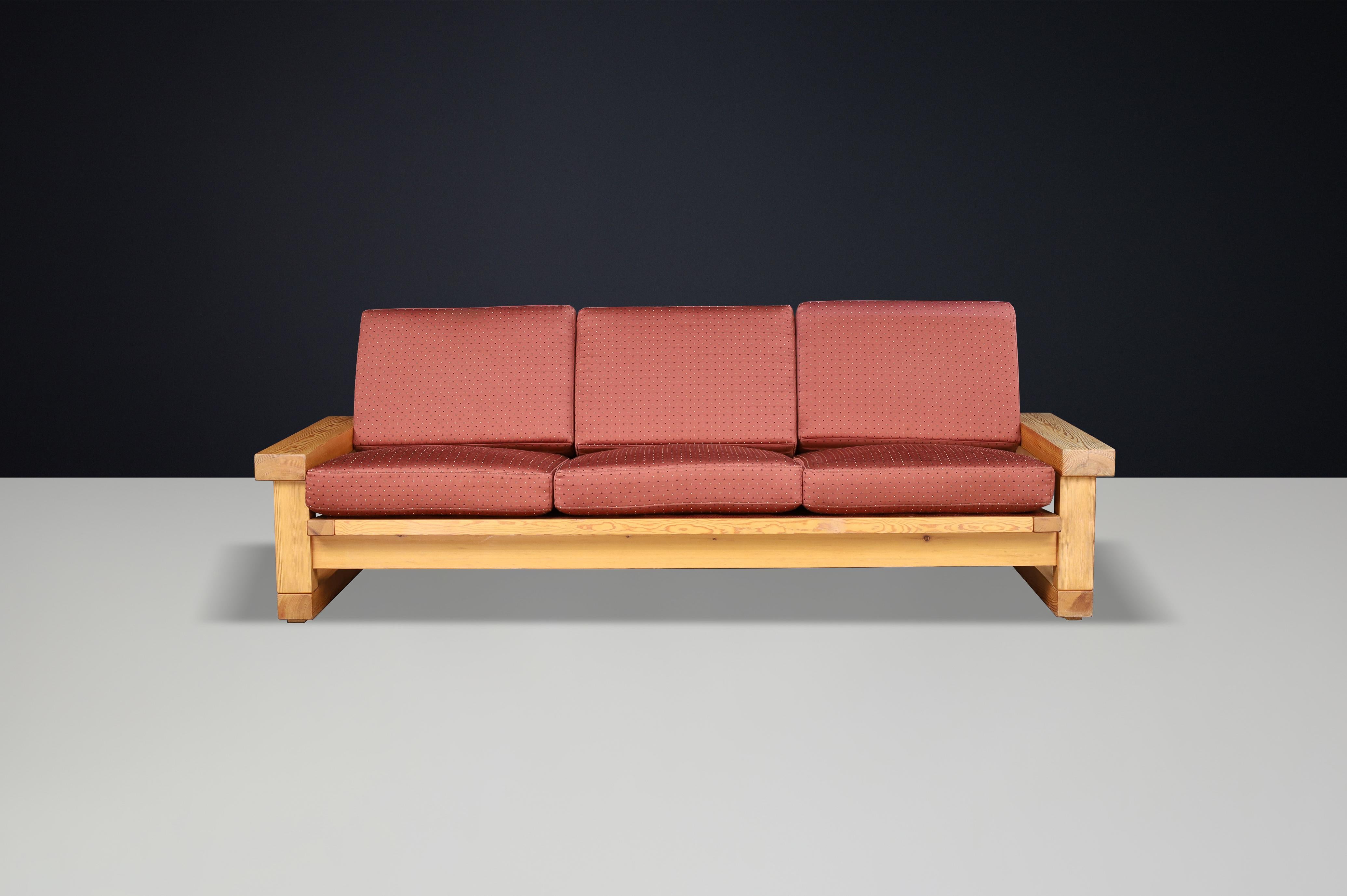 Französisches Sofa aus der Mitte des Jahrhunderts 1970 aus massiver Kiefer mit Originalpolsterung . (Moderne der Mitte des Jahrhunderts) im Angebot