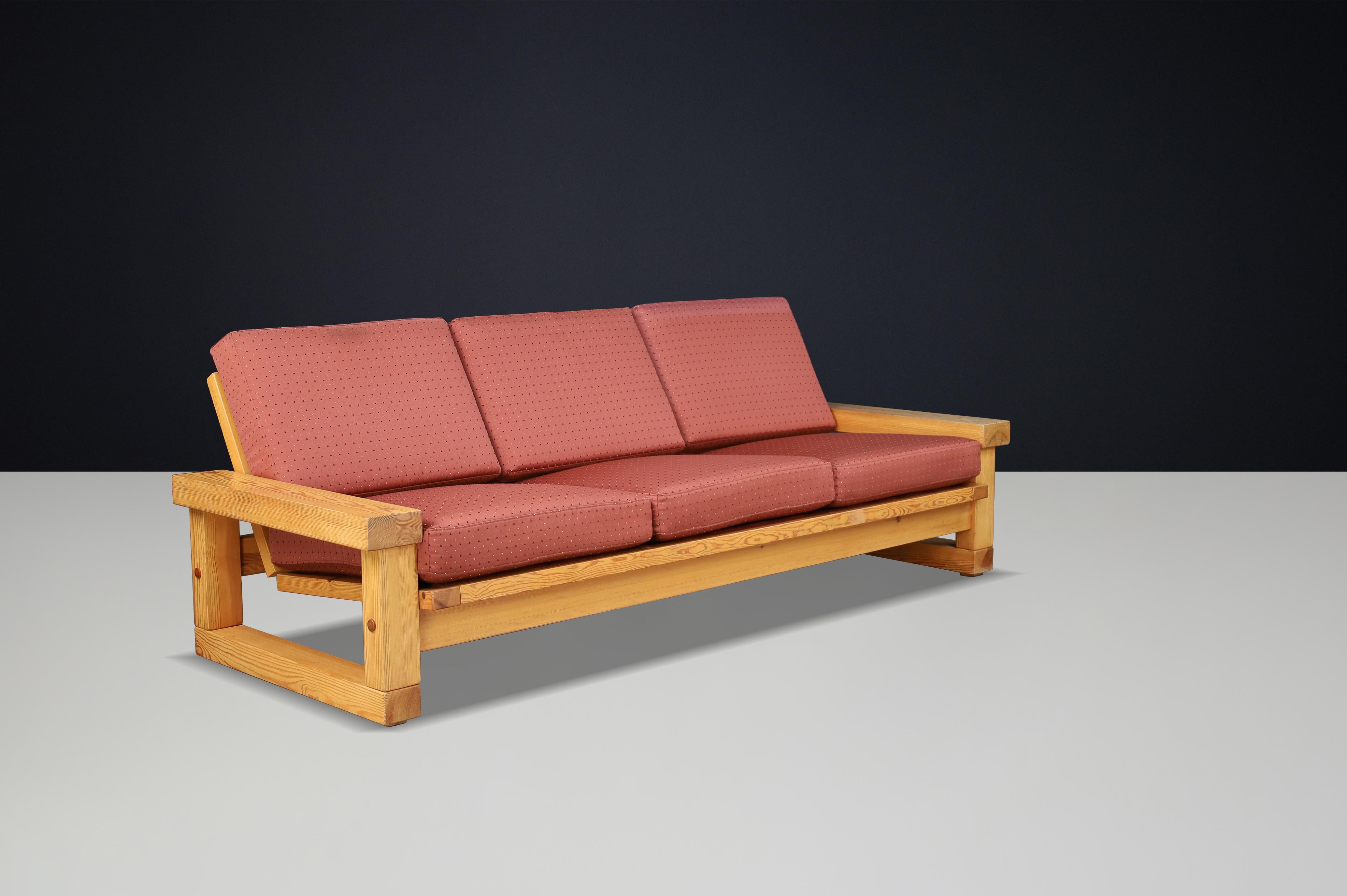 Französisches Sofa aus der Mitte des Jahrhunderts 1970 aus massiver Kiefer mit Originalpolsterung . (Europäisch) im Angebot