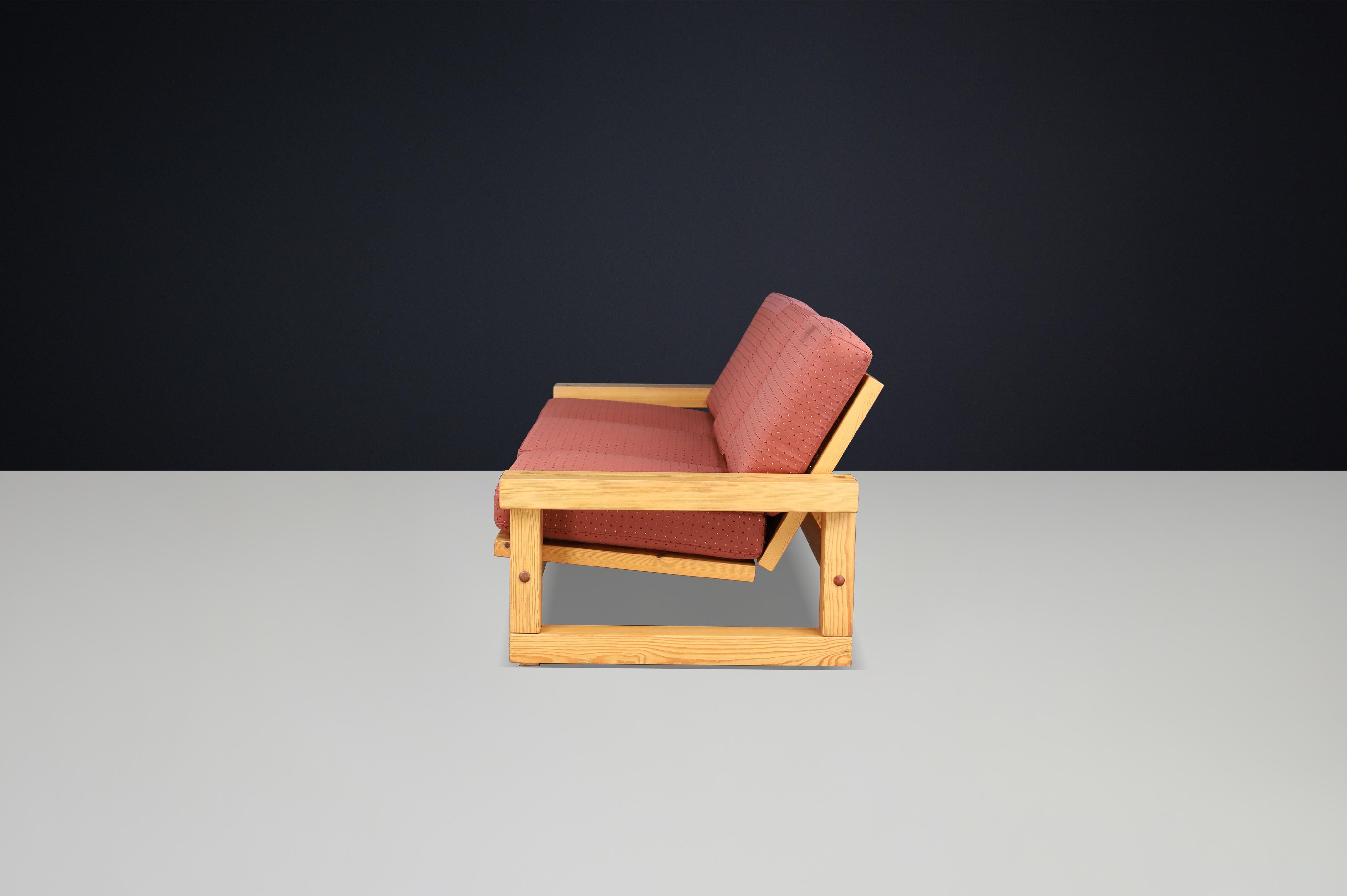 Französisches Sofa aus der Mitte des Jahrhunderts 1970 aus massiver Kiefer mit Originalpolsterung . im Zustand „Gut“ im Angebot in Almelo, NL