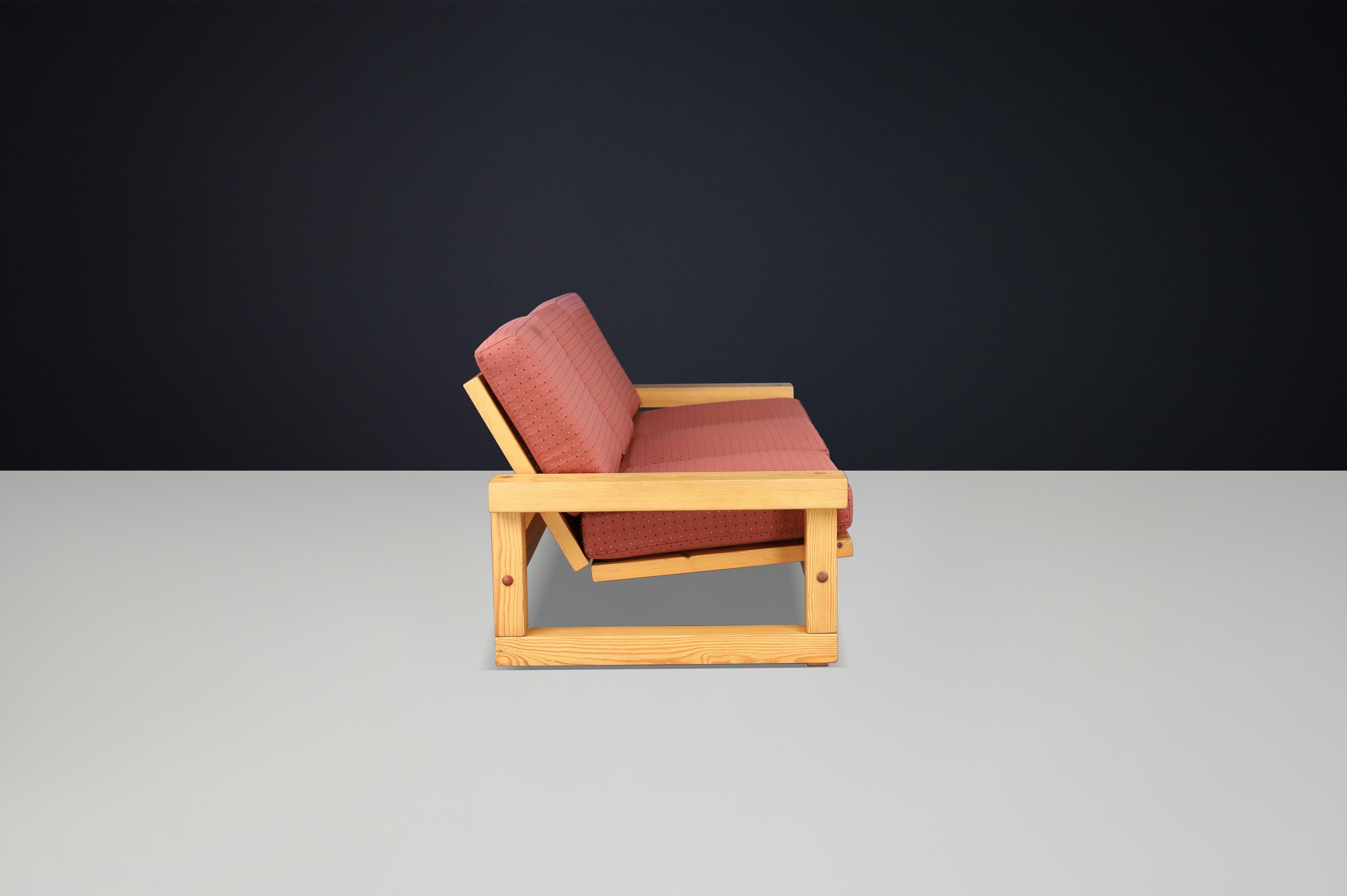 Französisches Sofa aus der Mitte des Jahrhunderts 1970 aus massiver Kiefer mit Originalpolsterung . (Ende des 20. Jahrhunderts) im Angebot