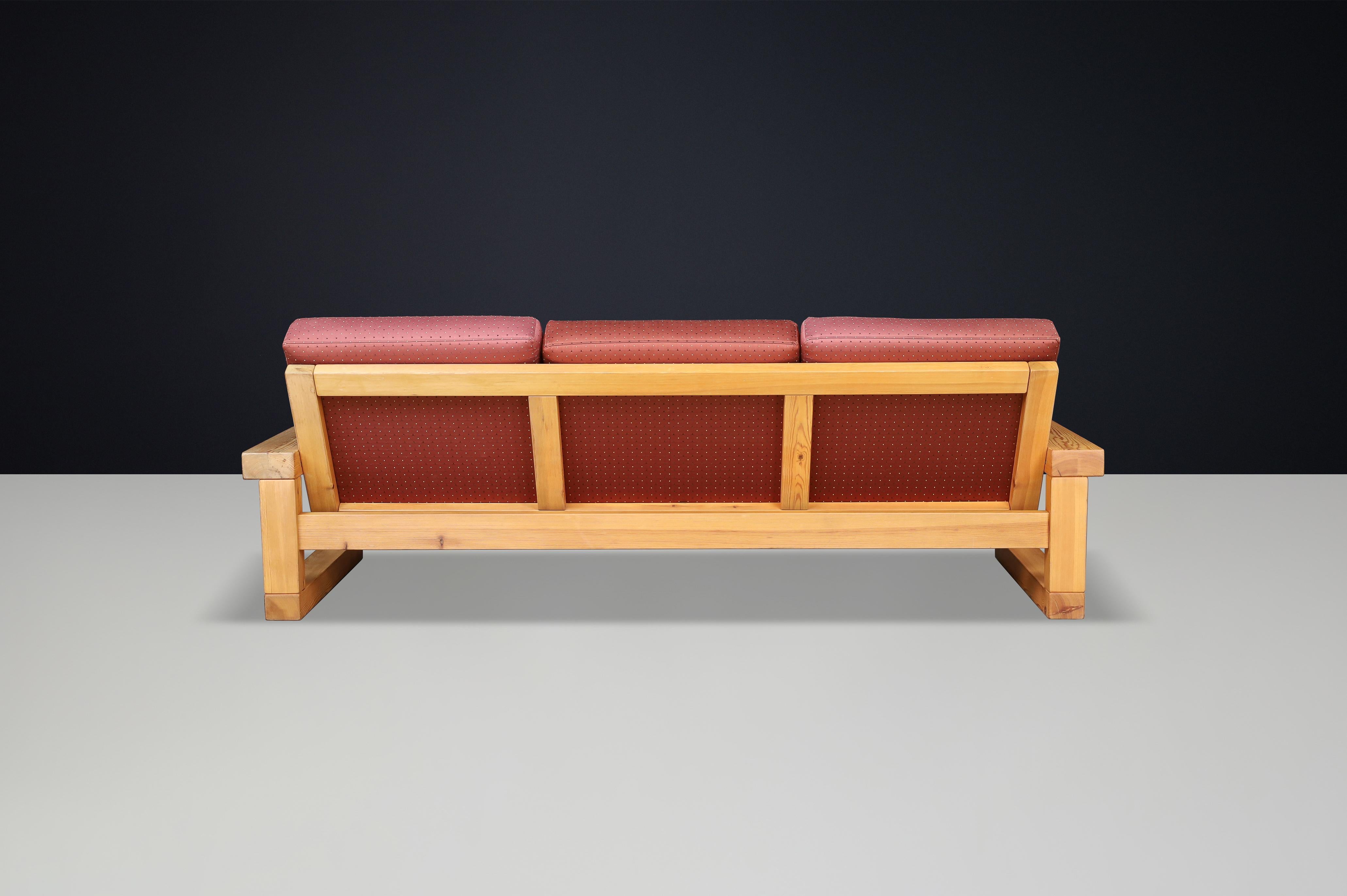 Französisches Sofa aus der Mitte des Jahrhunderts 1970 aus massiver Kiefer mit Originalpolsterung . (Polster) im Angebot