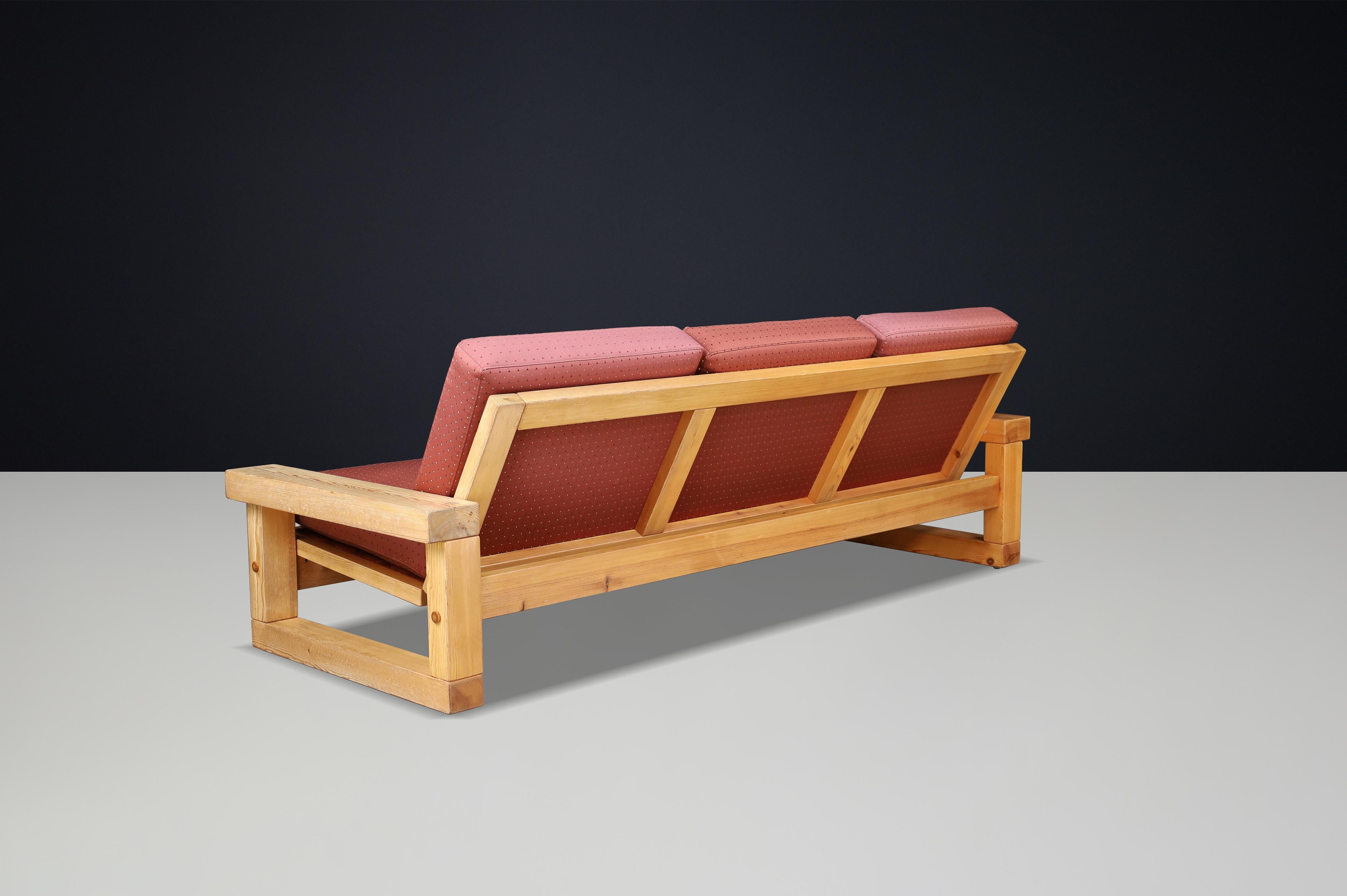 Französisches Sofa aus der Mitte des Jahrhunderts 1970 aus massiver Kiefer mit Originalpolsterung . im Angebot 2