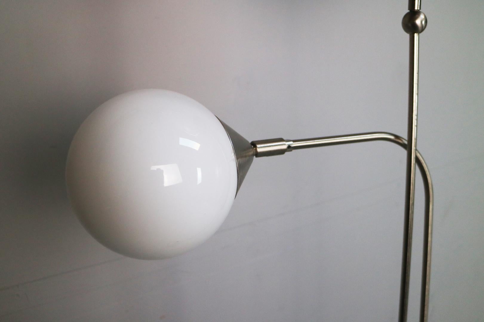 1970s French Midcentury 2 Globe Floor Lamp In Excellent Condition For Sale In London, GB