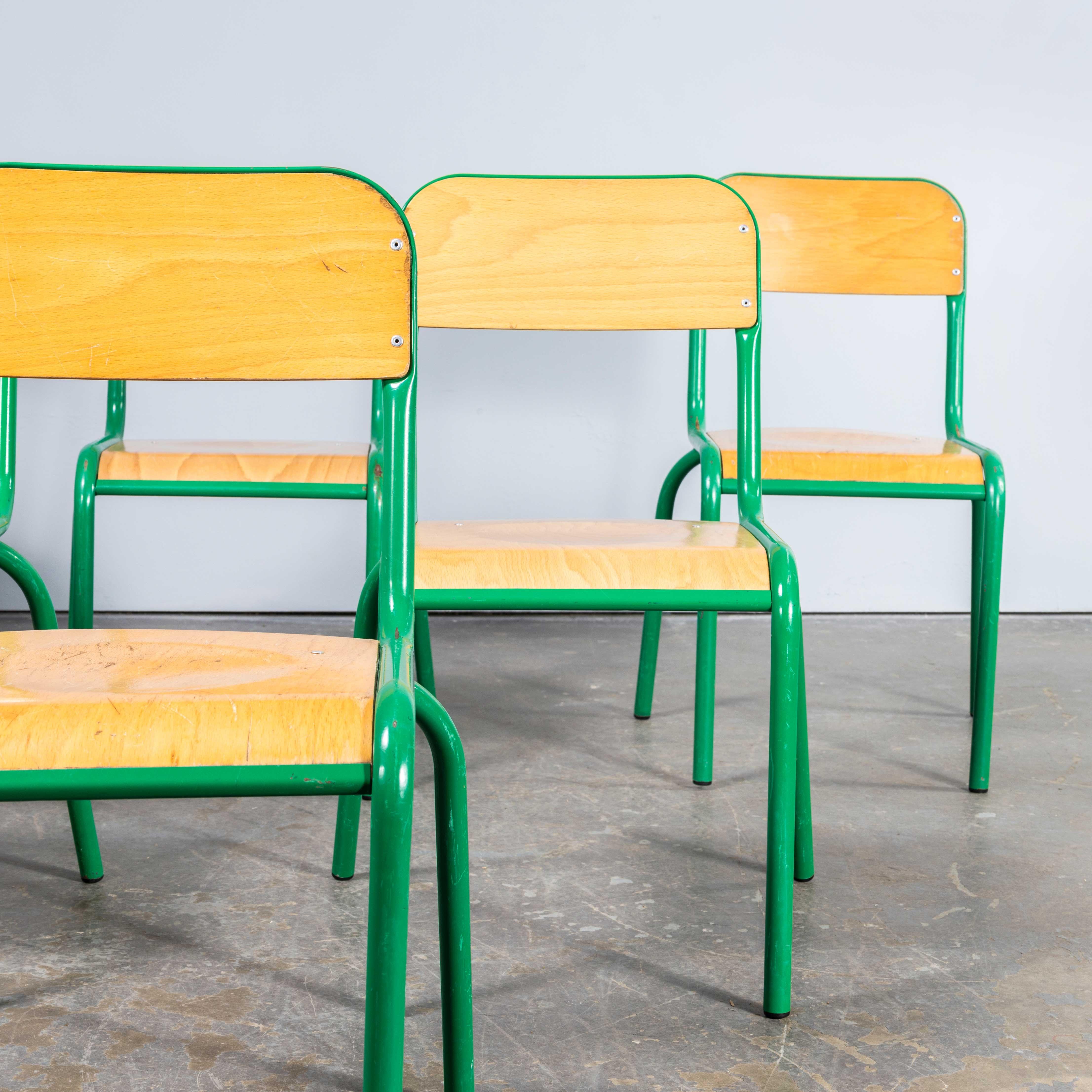 Sedia da pranzo francese Mullca con schienale a D degli anni '70, di colore verde - Buona quantità disponibile In condizioni buone in vendita a Hook, Hampshire