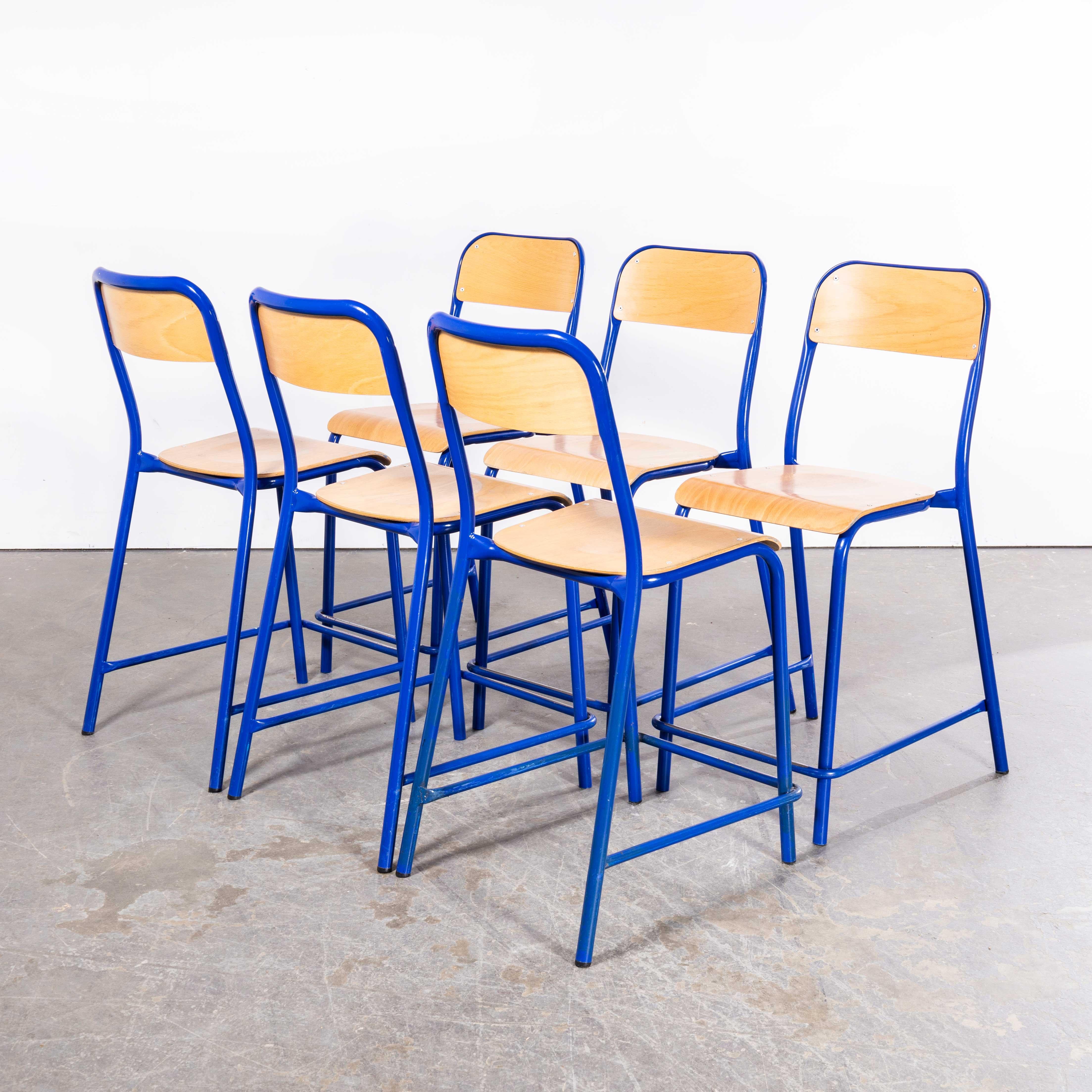 Chaise de bar empilable en D à dossier haut Mullca des années 1970 - Bleu - Lot de six
1970's French Mullca Stacking D Back High Bar Chair - Blue - Set Of Six. Robert Muller et Gaston Cavaillon ont créé en 1947 la société qui a développé la chaise