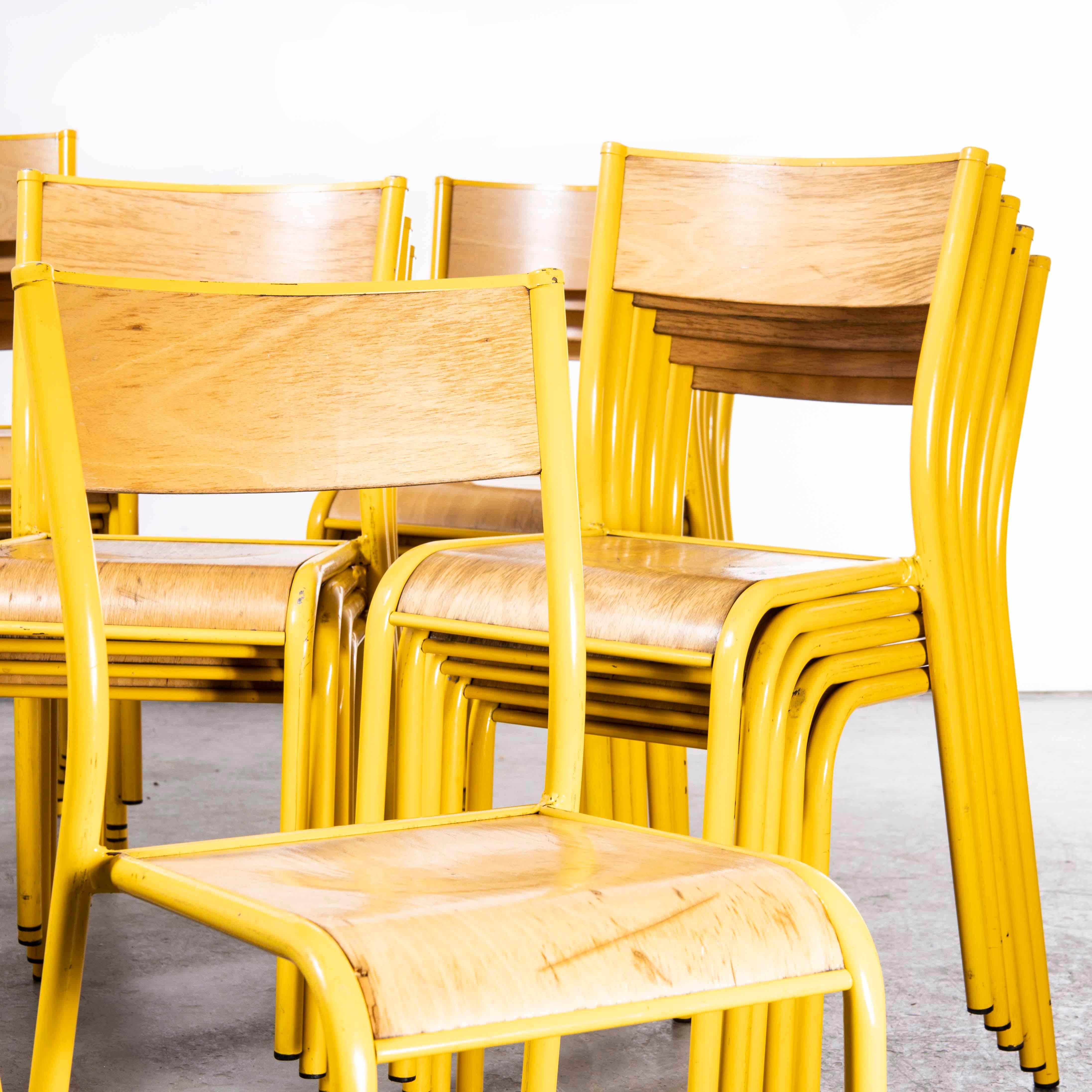 Sedie da pranzo impilabili Mullca francese degli anni '70, giallo  510, quantità varie In condizioni buone in vendita a Hook, Hampshire