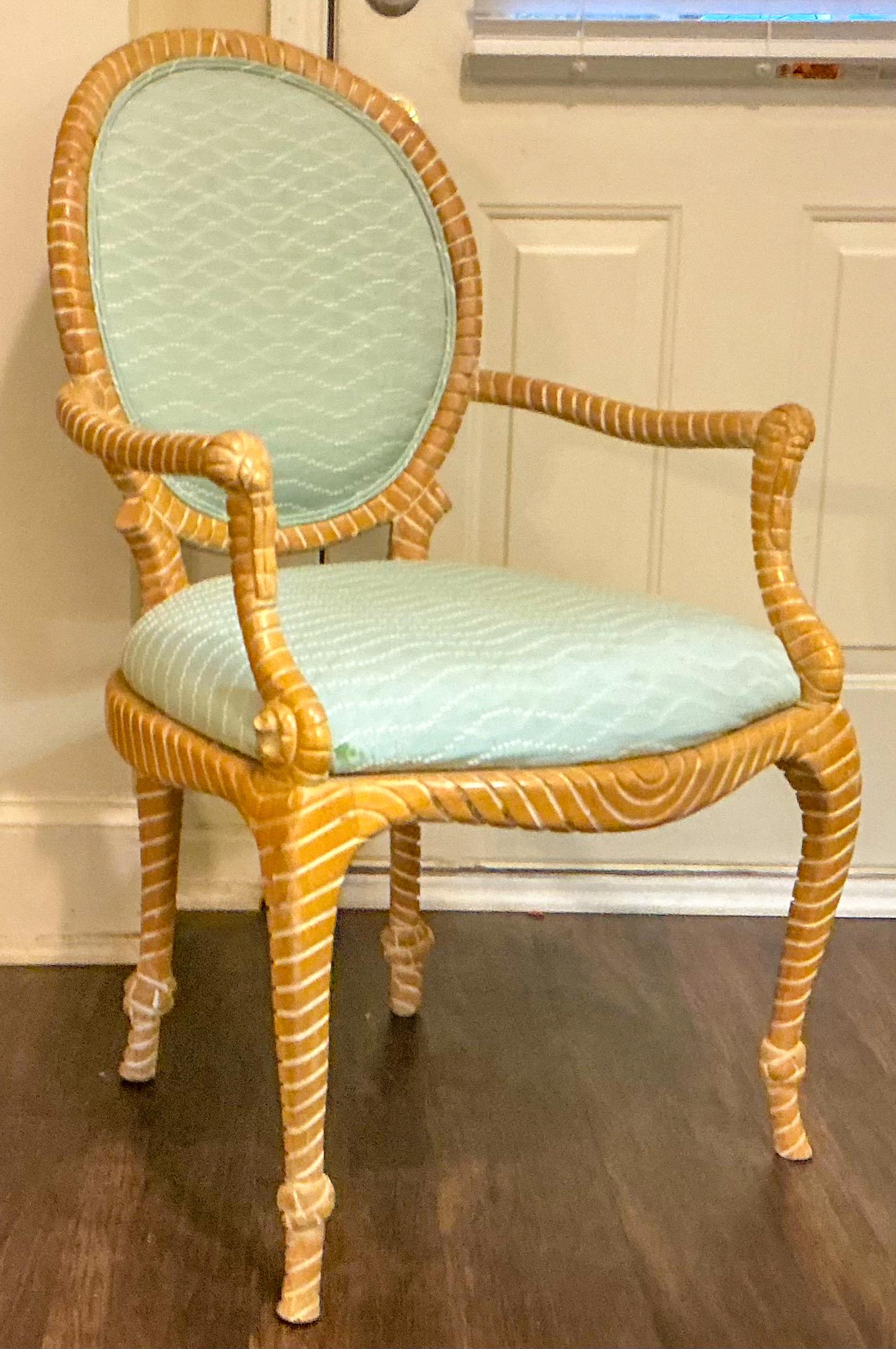 Se trata de un par de sillas bergere de cuerda tallada de estilo napoleónico francés de la década de 1970. El bordado marino es vintage, y tiene una mancha. Ambas sillas están en muy buen estado y sin marcas.