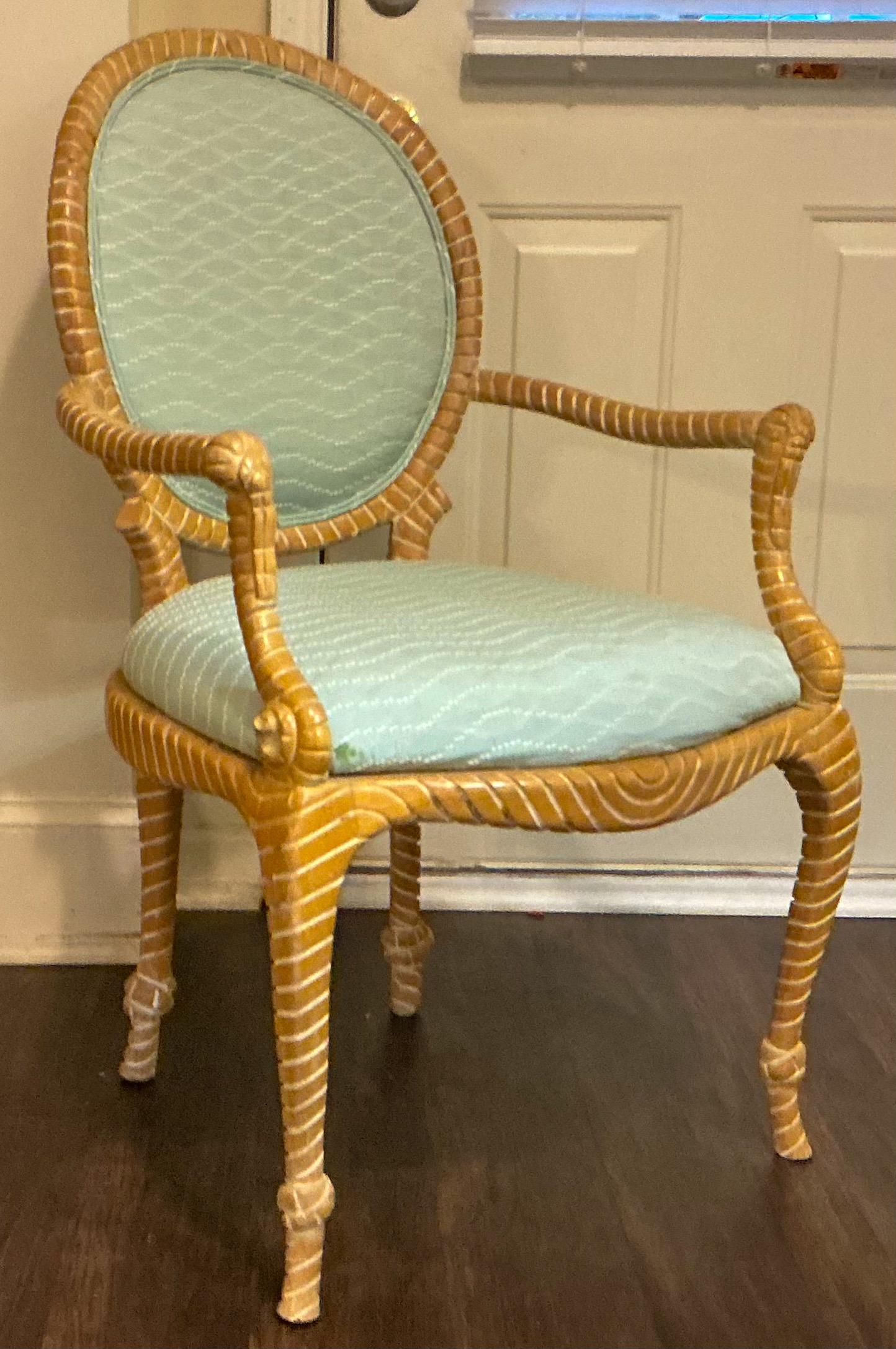 Sillas Bergere de Arce Tallado Estilo Napoleónico Francés Años 70 - Pareja Estadounidense en venta
