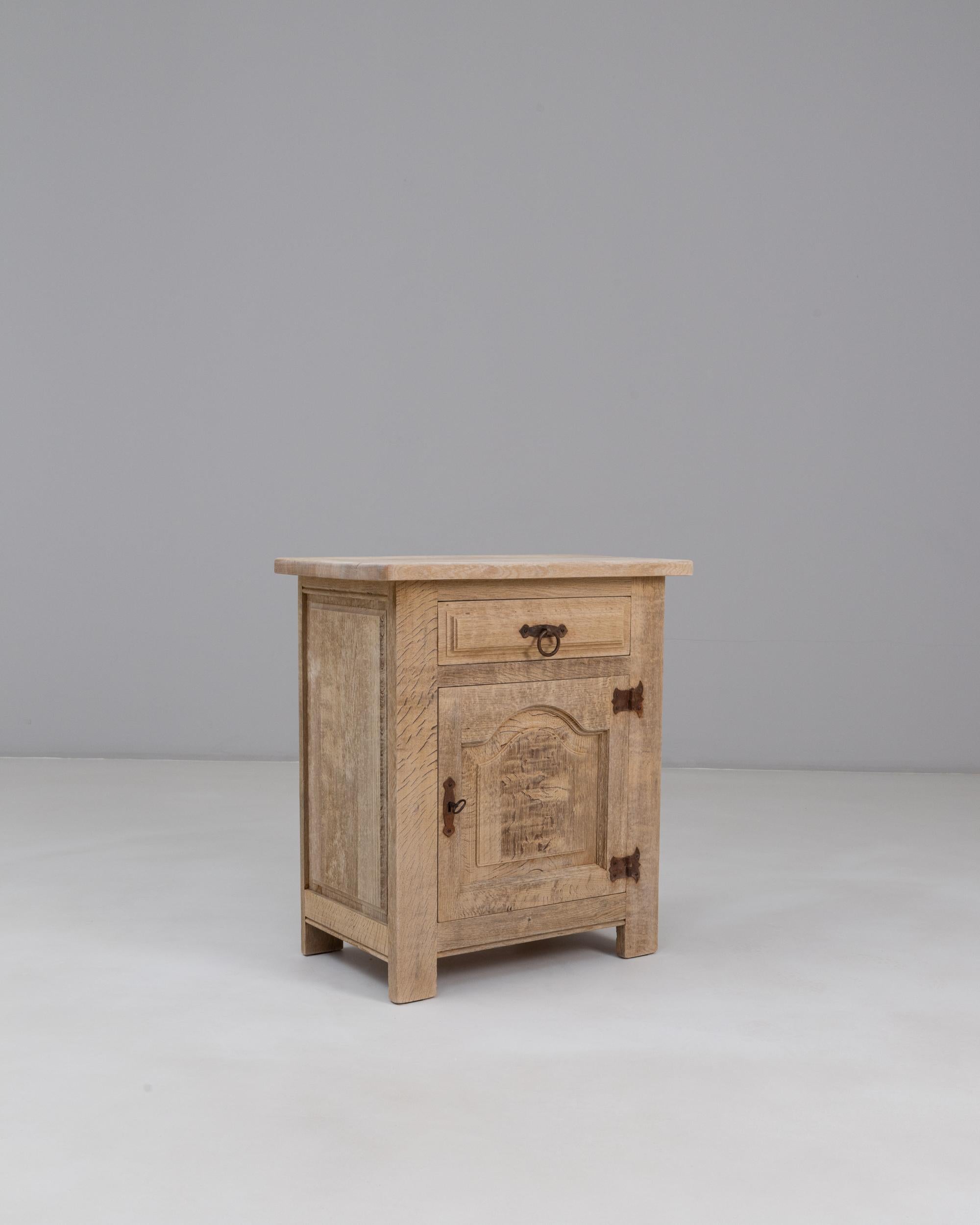 1970s French Oak Buffet With Paneled Door en vente 4