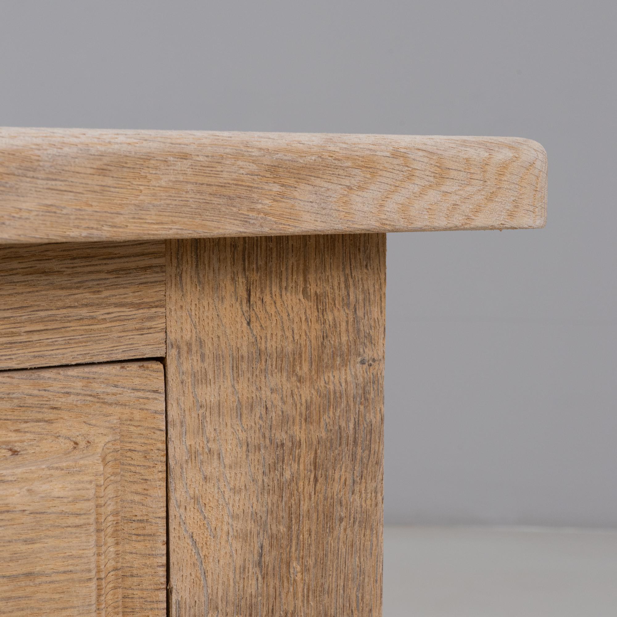 1970s French Oak Buffet With Paneled Door en vente 6