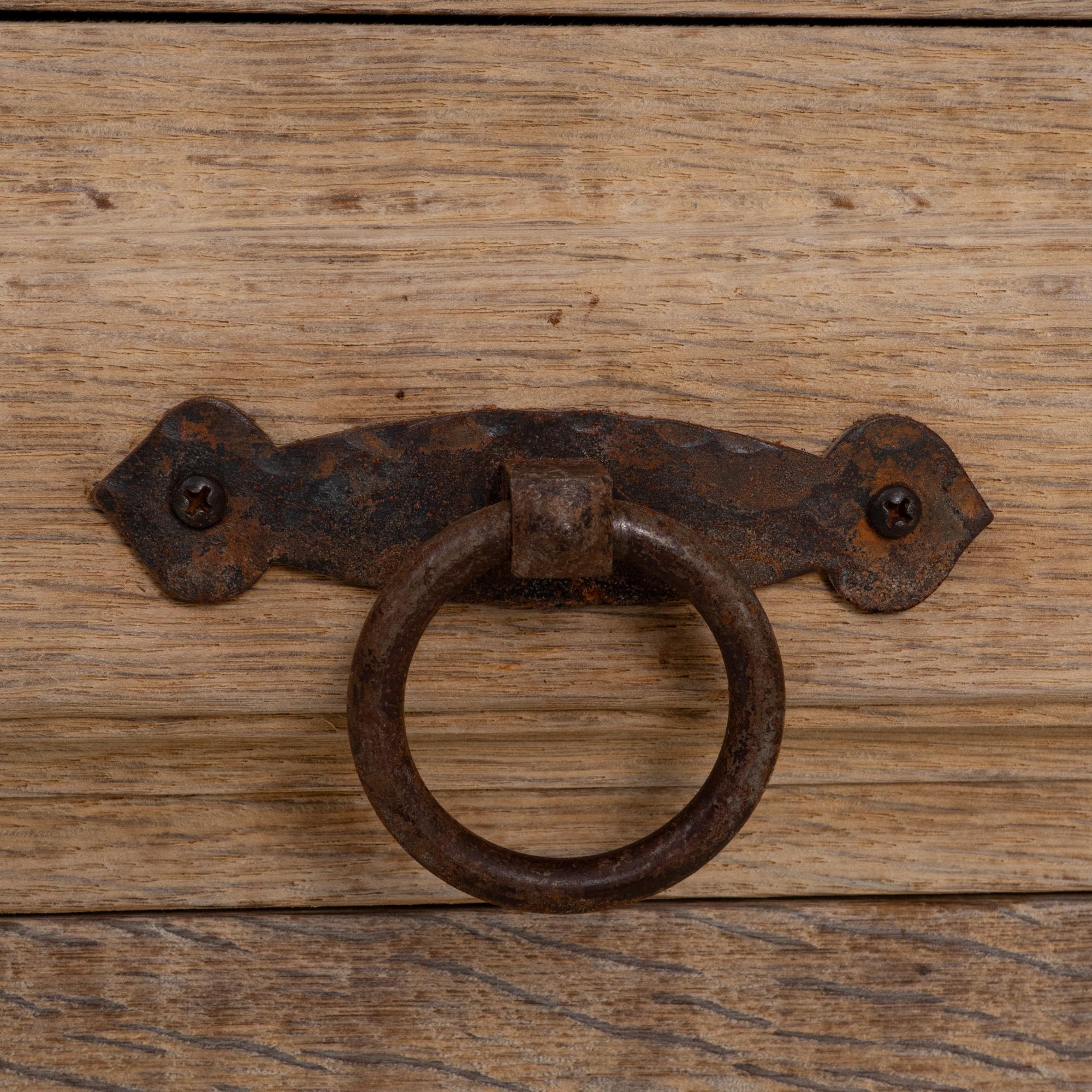 1970s French Oak Buffet With Paneled Door en vente 7