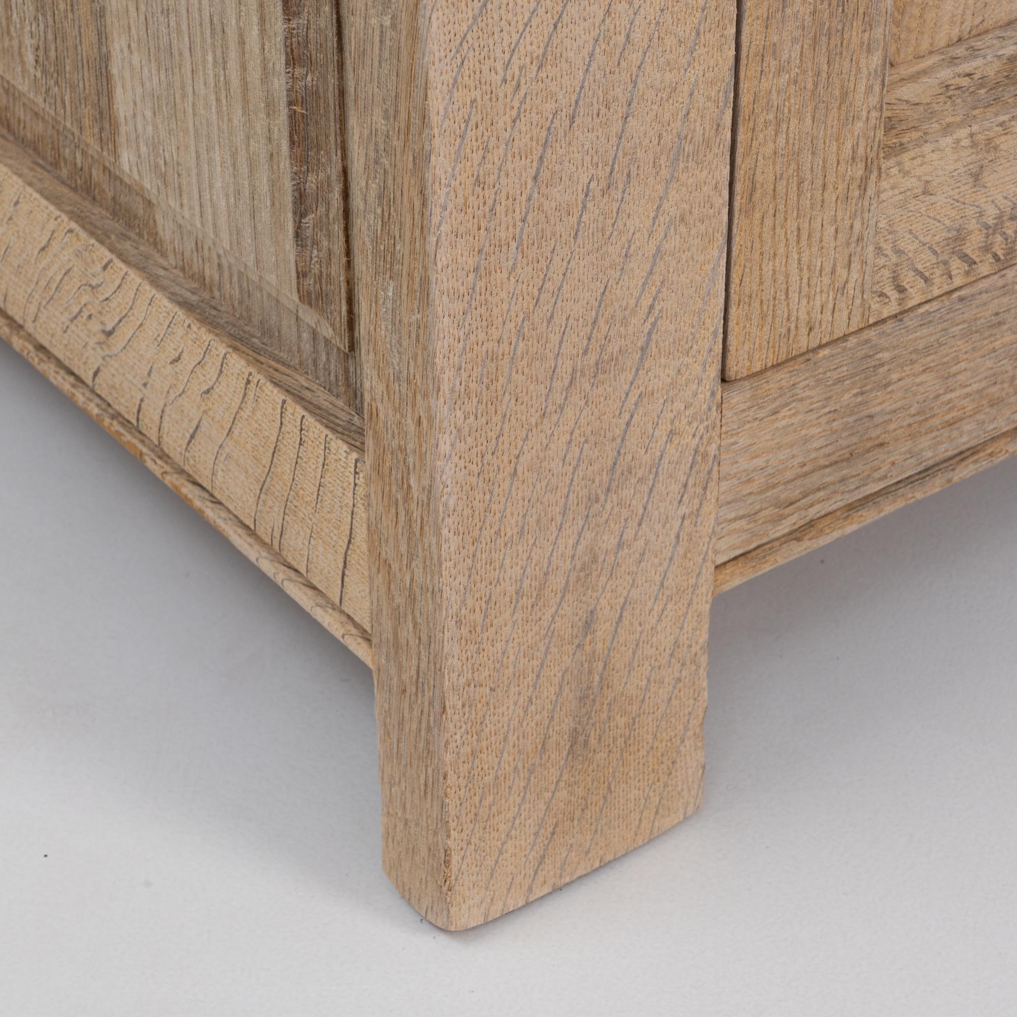 1970s French Oak Buffet With Paneled Door en vente 8