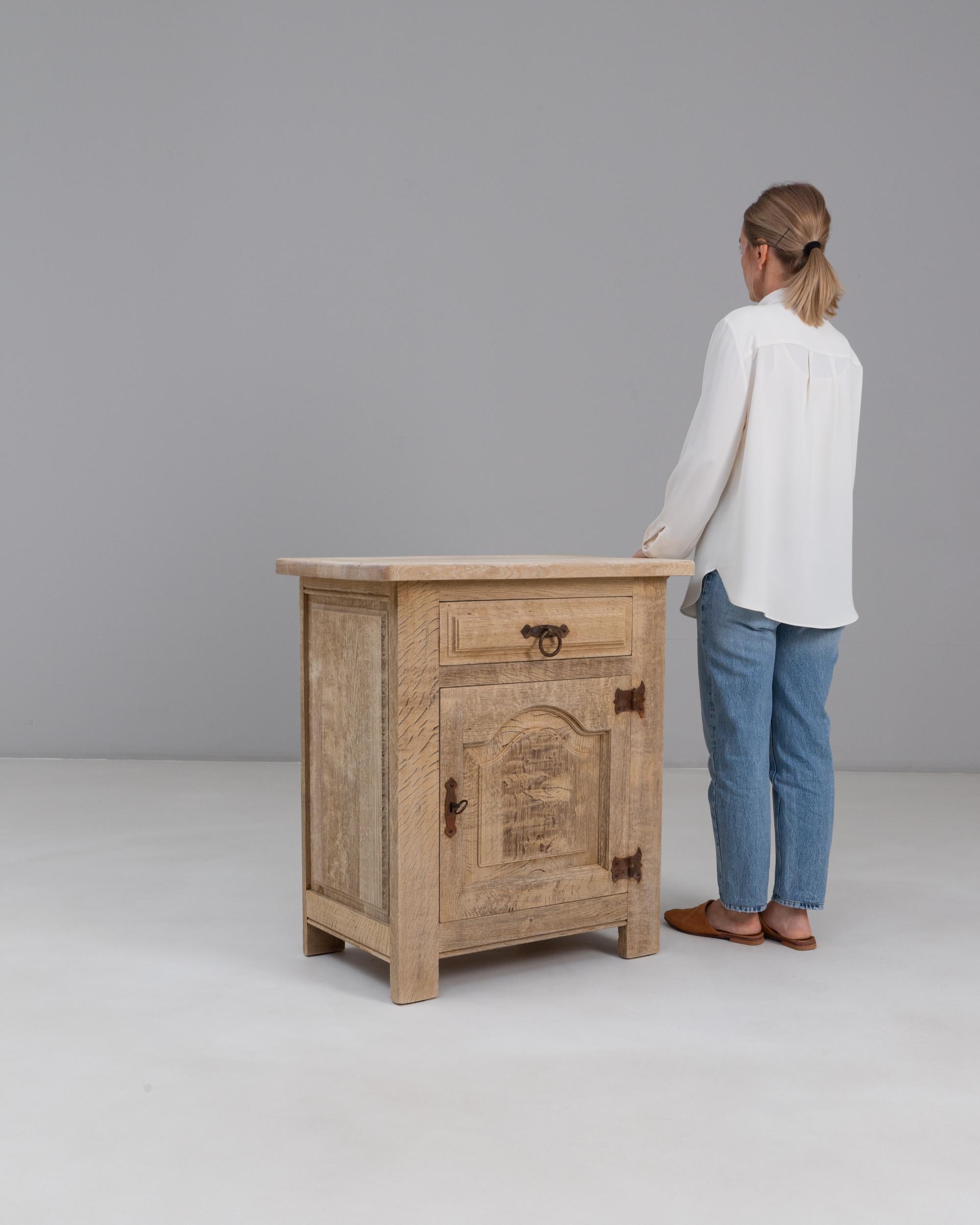 1970s French Oak Buffet With Paneled Door en vente 3