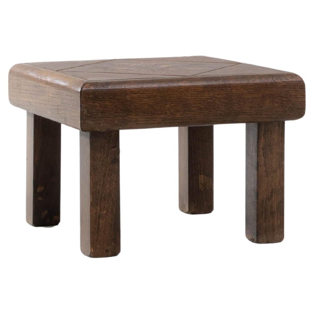 Mesa baja de roble francés de los años 70 con tapa de cerámica floral en venta