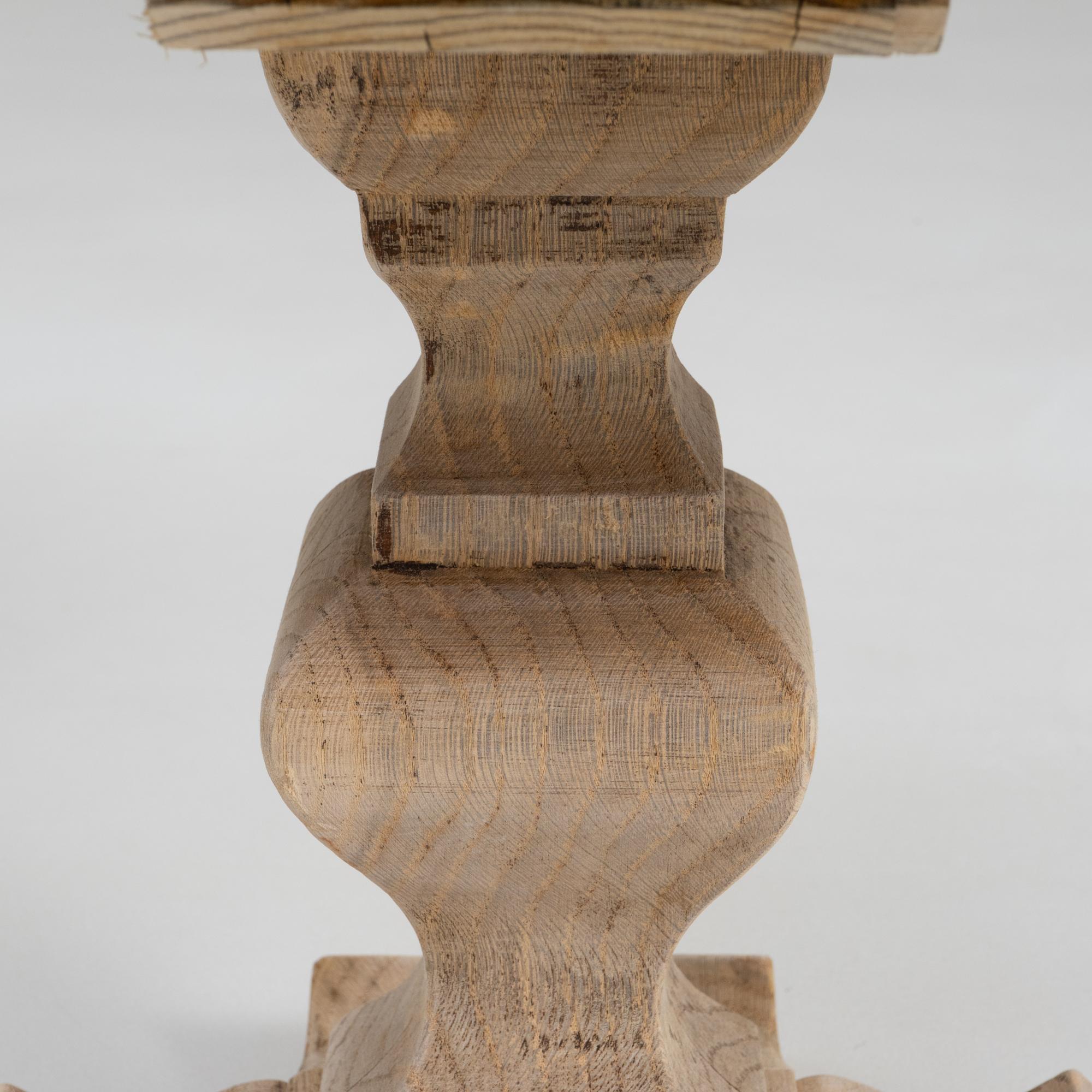 Table d'appoint en chêne français des années 1970 en vente 4