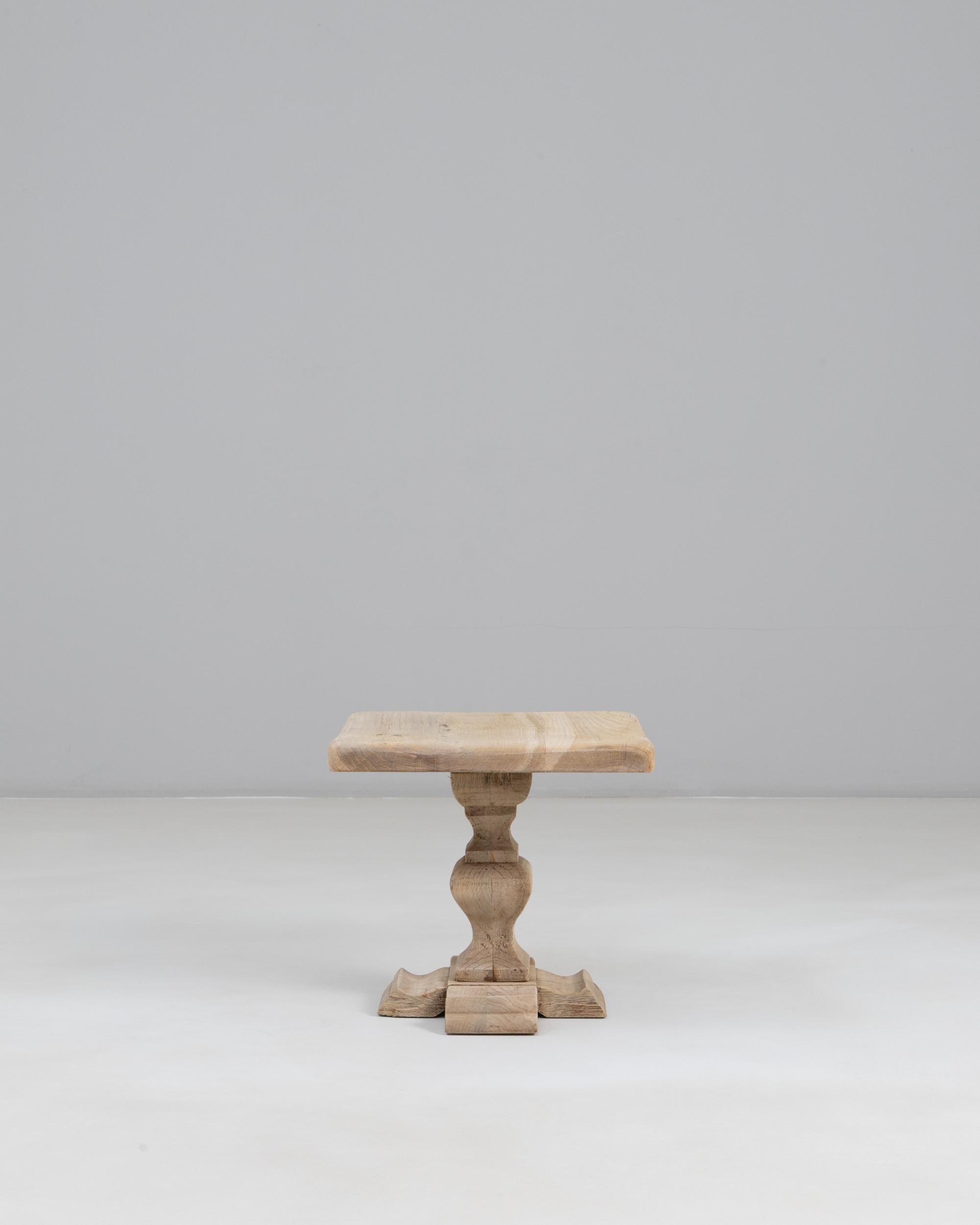 Table d'appoint en chêne français des années 1970. Cette table d'appoint sculpturale présente le caractère audacieux et taillé à la main typique de l'artisanat français du milieu du XXe siècle. Entièrement fabriqué en chêne massif, il présente un