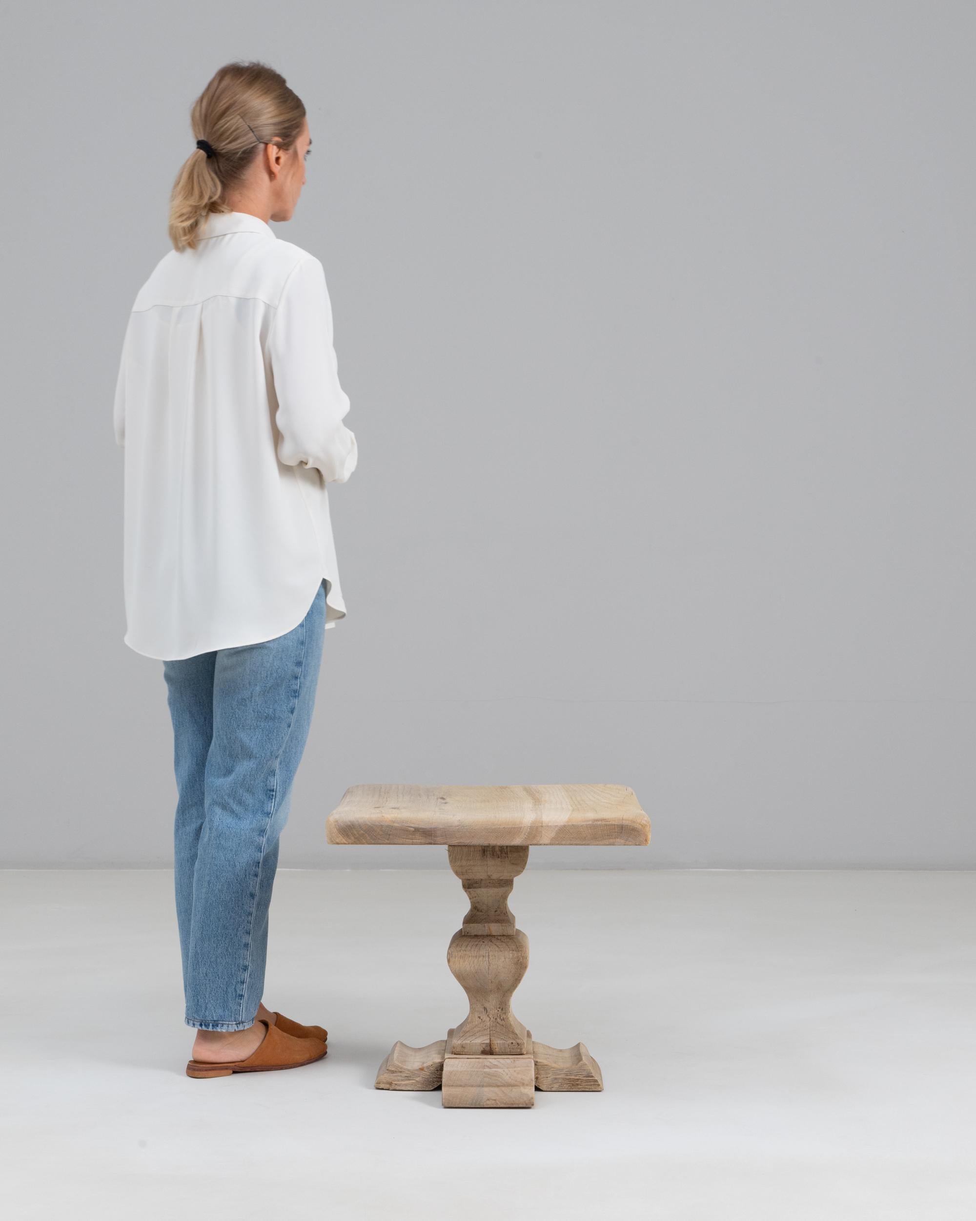 Français Table d'appoint en chêne français des années 1970 en vente