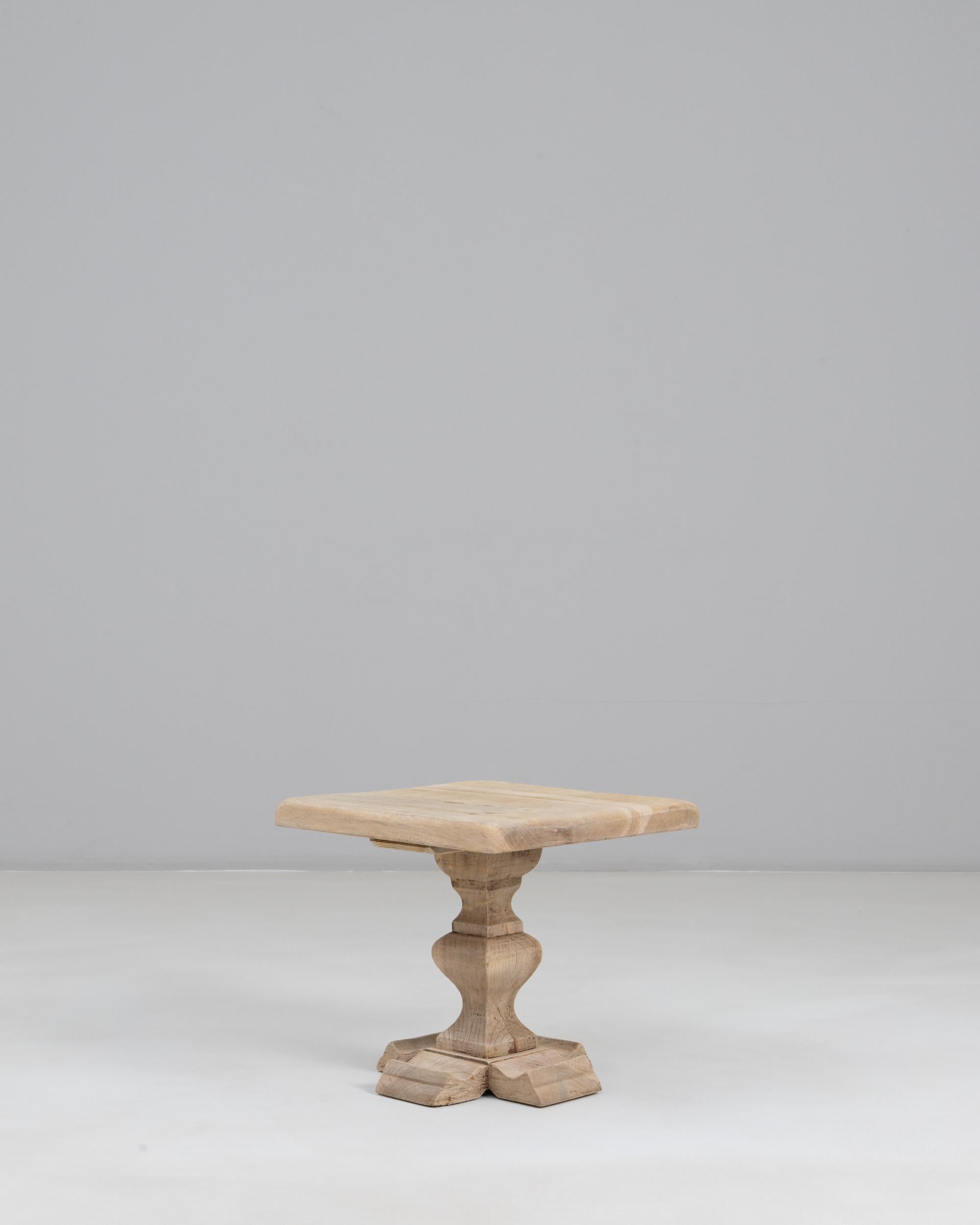 Table d'appoint en chêne français des années 1970 Bon état - En vente à High Point, NC