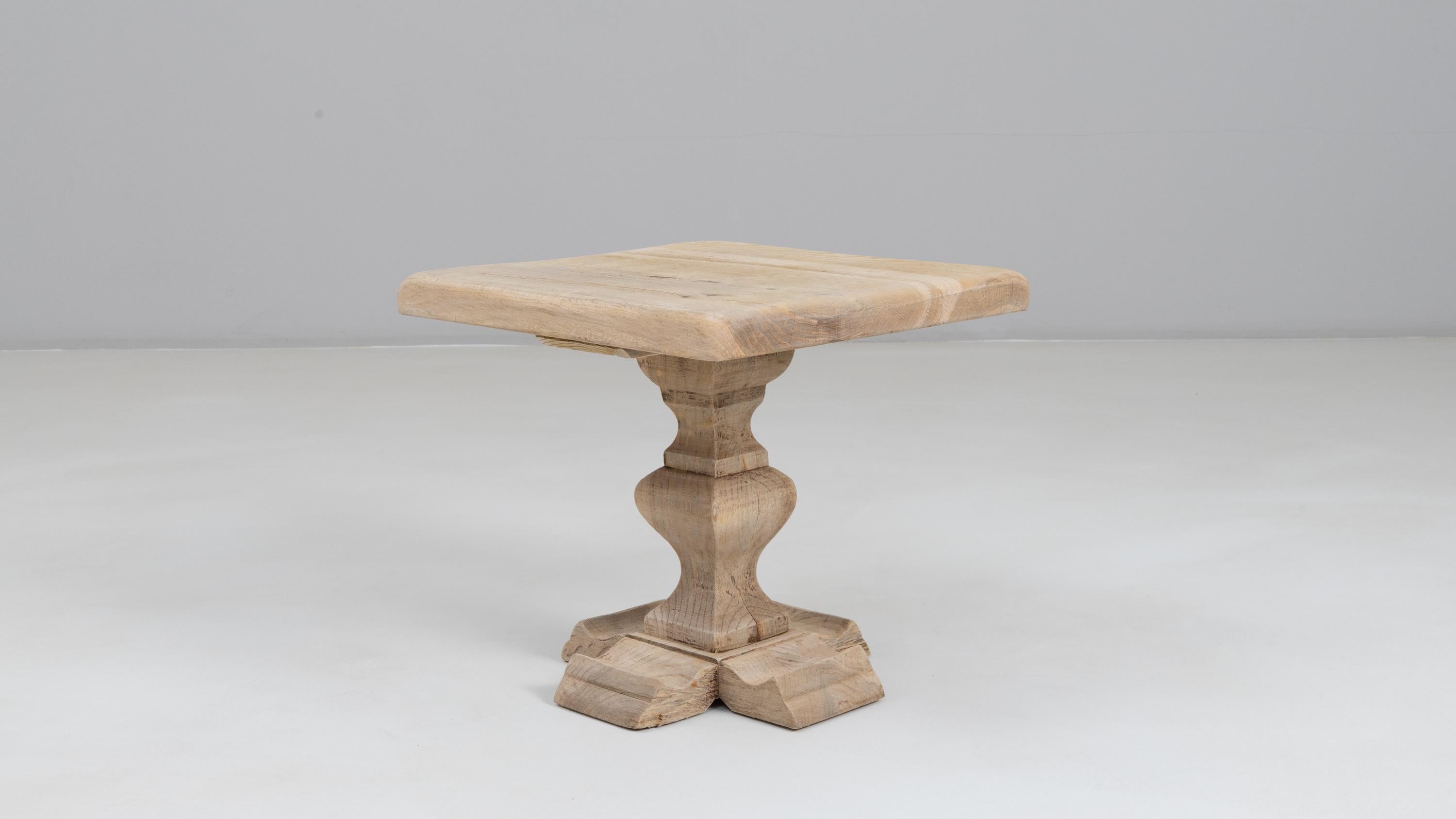 Table d'appoint en chêne français des années 1970 en vente 1