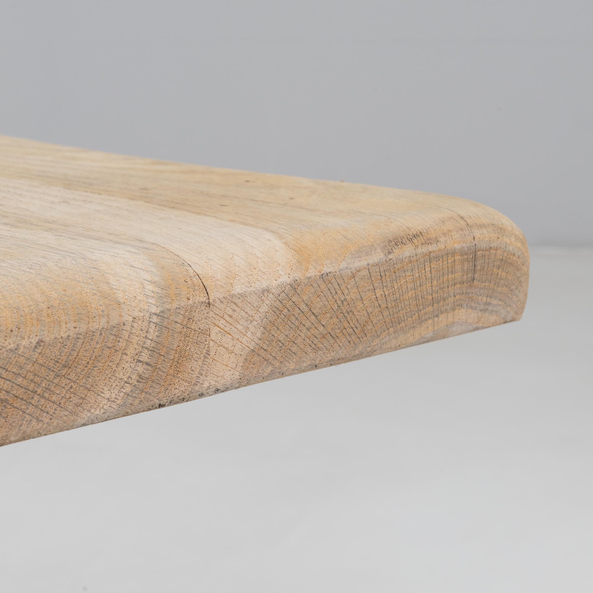 Table d'appoint en chêne français des années 1970 en vente 2