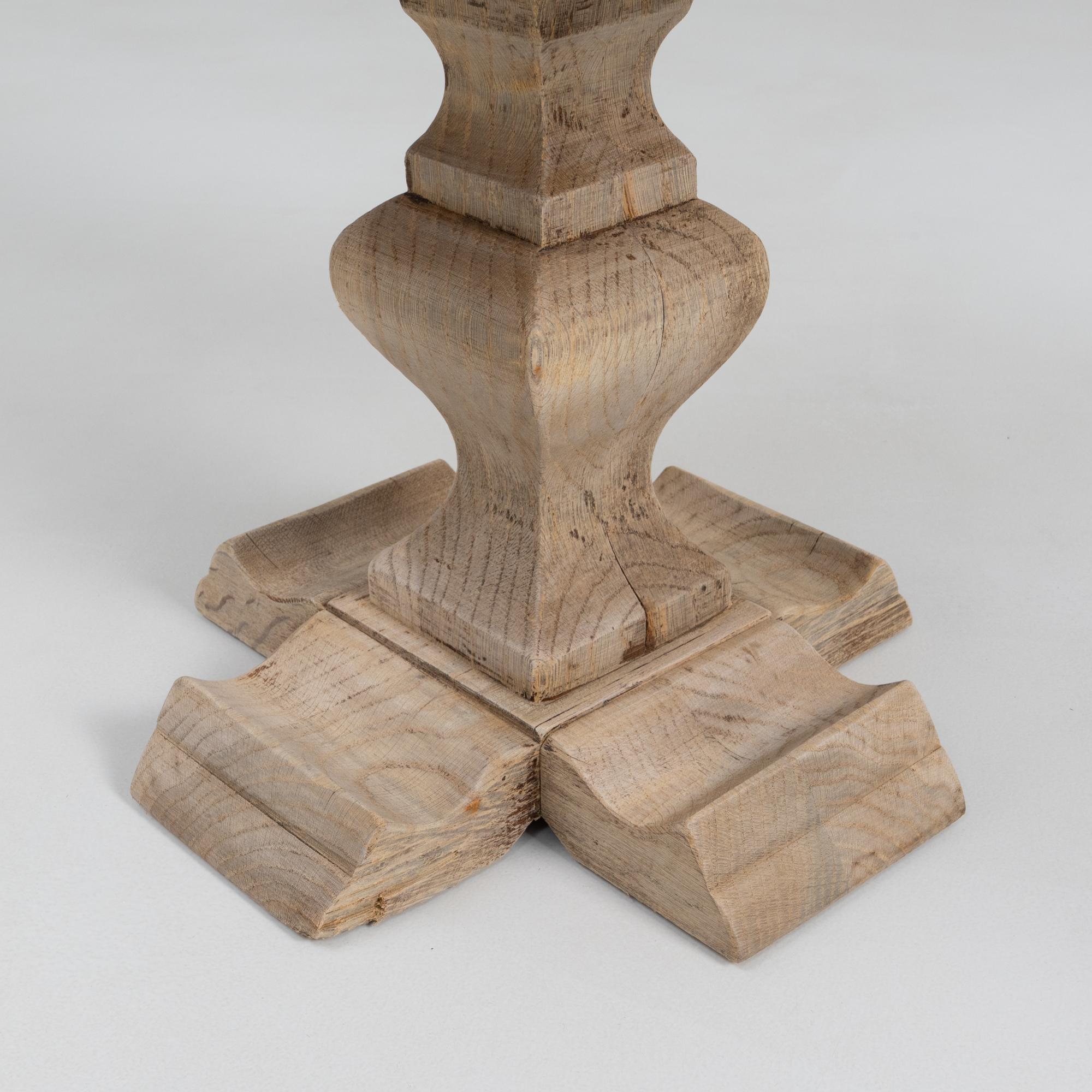 Table d'appoint en chêne français des années 1970 en vente 3